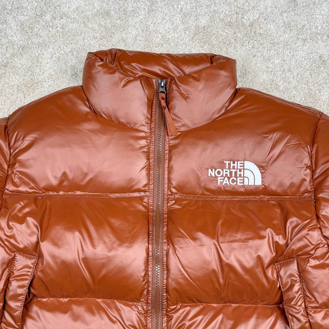 图片[8]-＃暖冬福利 THE NORTH FACE Nuptse 北面徽标Logo印花短款拼色立领含绒羽绒服 84肯豆詹娜同款 设计理念： The North Face\\\”的字面含义为山的最寒冷、最艰难一面。它也是The North Face\\\”的产品能够发挥功能的地方。 The North Face。一直致力支持去发现亲近自然。赞助探险家们去征服那些遥远的,人类尚不可触及的角落。 The North Face\\\”的标识,取自于美国Yosemite优胜美地国家公园内的半圆页山Half Dome,这也是等岩爱好者们擎爬花岗石的终极目标。 面料+特点： ✅三格采用RDS认证高品质700高蓬松鹅绒填充，保暖性能更出色，轻便不厚重，压缩后的蓬松度恢复特别好 ✅ 全新进口百灵达绣花机定制万针电绣，采用进口7号针，进口绣线，保证每宇饱满、立体、清晰，可称最贵绣标！ ✅拉链采用吉田YKK原厂定制，刻字清晰，质感完美顺滑，9000品质顶级ZP拉链 ✅340T高端羽绒服防跑绒材料 ✅高腰超短款设计，上身很精致，拒绝臃肿的冬天 ✅整体成衣轻便保暖，凸显大长腿 工艺： 这款其实是Nuse 2 Vintage肯豆同款，实在是太火了，各明星网红穿搭爆款配合高腰裤显腿长 最适合女生穿搭的北面羽绒服，三格采用RDS认证高品质700高蓬松鹅绒填充，保暖性能更出色，轻便不厚重，压缩后的蓬松度恢复特别好，全新进口百灵达绣花机定制万针电绣，采用进口7号针，进口绣线，保证每宇饱满、立体、清晰。短款才是今年的yyds 上身超级酷。 尺码：S M L-选品中心