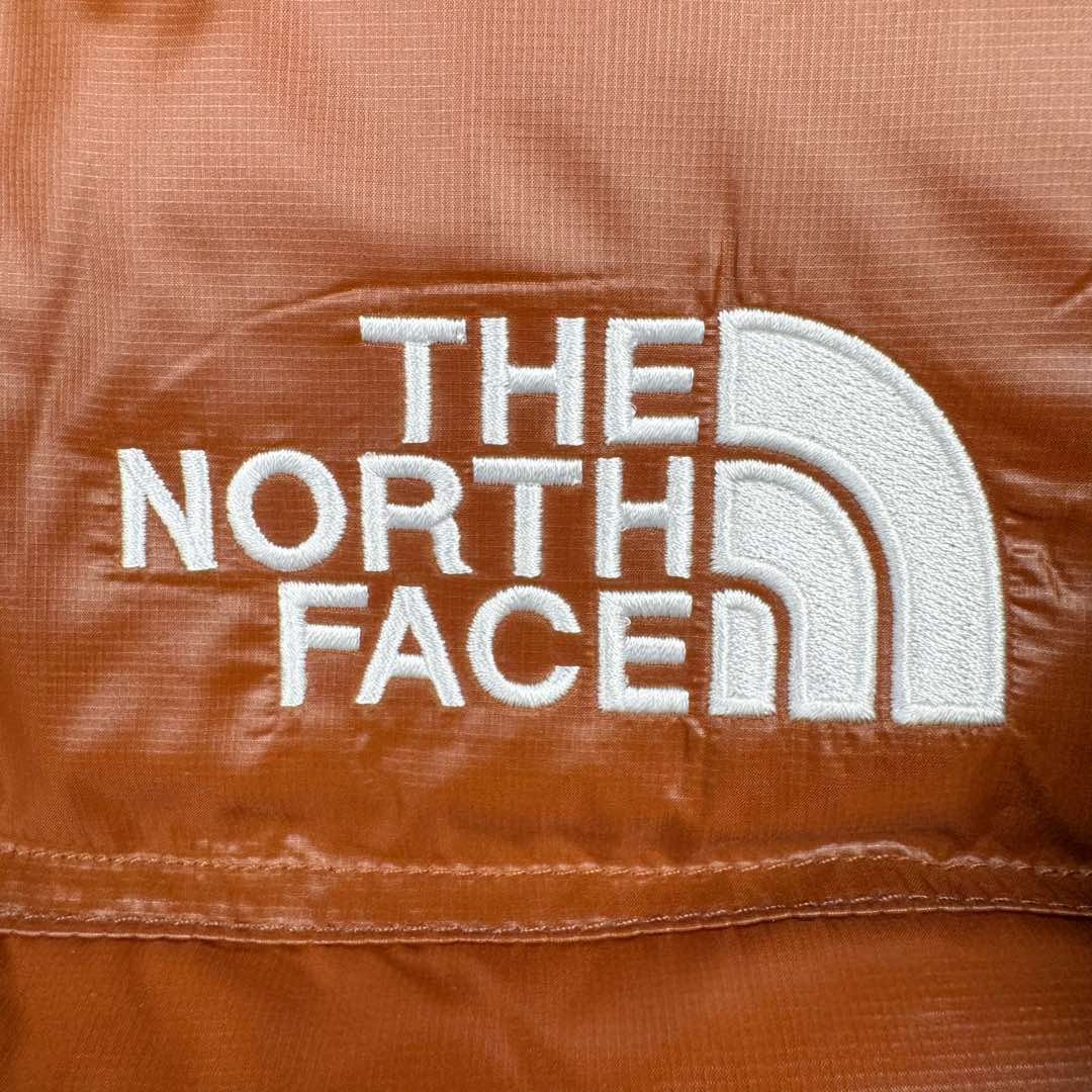 图片[11]-＃暖冬福利 THE NORTH FACE Nuptse 北面徽标Logo印花短款拼色立领含绒羽绒服 84肯豆詹娜同款 设计理念： The North Face\\\”的字面含义为山的最寒冷、最艰难一面。它也是The North Face\\\”的产品能够发挥功能的地方。 The North Face。一直致力支持去发现亲近自然。赞助探险家们去征服那些遥远的,人类尚不可触及的角落。 The North Face\\\”的标识,取自于美国Yosemite优胜美地国家公园内的半圆页山Half Dome,这也是等岩爱好者们擎爬花岗石的终极目标。 面料+特点： ✅三格采用RDS认证高品质700高蓬松鹅绒填充，保暖性能更出色，轻便不厚重，压缩后的蓬松度恢复特别好 ✅ 全新进口百灵达绣花机定制万针电绣，采用进口7号针，进口绣线，保证每宇饱满、立体、清晰，可称最贵绣标！ ✅拉链采用吉田YKK原厂定制，刻字清晰，质感完美顺滑，9000品质顶级ZP拉链 ✅340T高端羽绒服防跑绒材料 ✅高腰超短款设计，上身很精致，拒绝臃肿的冬天 ✅整体成衣轻便保暖，凸显大长腿 工艺： 这款其实是Nuse 2 Vintage肯豆同款，实在是太火了，各明星网红穿搭爆款配合高腰裤显腿长 最适合女生穿搭的北面羽绒服，三格采用RDS认证高品质700高蓬松鹅绒填充，保暖性能更出色，轻便不厚重，压缩后的蓬松度恢复特别好，全新进口百灵达绣花机定制万针电绣，采用进口7号针，进口绣线，保证每宇饱满、立体、清晰。短款才是今年的yyds 上身超级酷。 尺码：S M L-选品中心