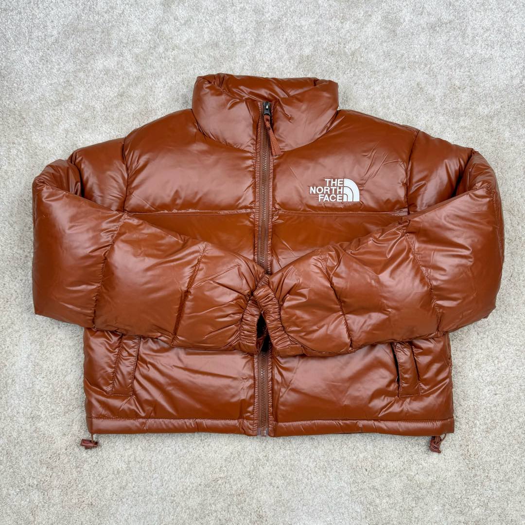 图片[2]-＃暖冬福利 THE NORTH FACE Nuptse 北面徽标Logo印花短款拼色立领含绒羽绒服 84肯豆詹娜同款 设计理念： The North Face\\\”的字面含义为山的最寒冷、最艰难一面。它也是The North Face\\\”的产品能够发挥功能的地方。 The North Face。一直致力支持去发现亲近自然。赞助探险家们去征服那些遥远的,人类尚不可触及的角落。 The North Face\\\”的标识,取自于美国Yosemite优胜美地国家公园内的半圆页山Half Dome,这也是等岩爱好者们擎爬花岗石的终极目标。 面料+特点： ✅三格采用RDS认证高品质700高蓬松鹅绒填充，保暖性能更出色，轻便不厚重，压缩后的蓬松度恢复特别好 ✅ 全新进口百灵达绣花机定制万针电绣，采用进口7号针，进口绣线，保证每宇饱满、立体、清晰，可称最贵绣标！ ✅拉链采用吉田YKK原厂定制，刻字清晰，质感完美顺滑，9000品质顶级ZP拉链 ✅340T高端羽绒服防跑绒材料 ✅高腰超短款设计，上身很精致，拒绝臃肿的冬天 ✅整体成衣轻便保暖，凸显大长腿 工艺： 这款其实是Nuse 2 Vintage肯豆同款，实在是太火了，各明星网红穿搭爆款配合高腰裤显腿长 最适合女生穿搭的北面羽绒服，三格采用RDS认证高品质700高蓬松鹅绒填充，保暖性能更出色，轻便不厚重，压缩后的蓬松度恢复特别好，全新进口百灵达绣花机定制万针电绣，采用进口7号针，进口绣线，保证每宇饱满、立体、清晰。短款才是今年的yyds 上身超级酷。 尺码：S M L-选品中心