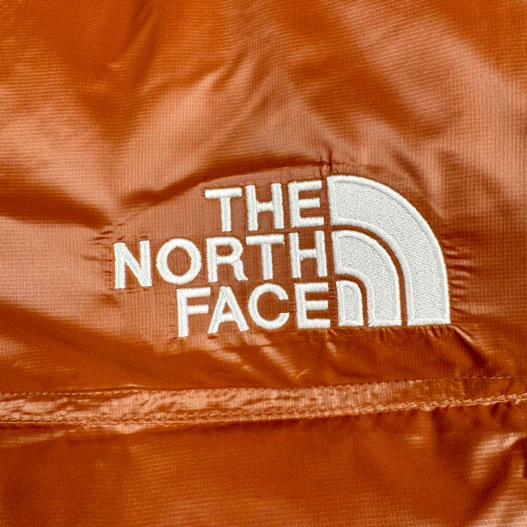 图片[10]-＃暖冬福利 THE NORTH FACE Nuptse 北面徽标Logo印花短款拼色立领含绒羽绒服 84肯豆詹娜同款 设计理念： The North Face\\\”的字面含义为山的最寒冷、最艰难一面。它也是The North Face\\\”的产品能够发挥功能的地方。 The North Face。一直致力支持去发现亲近自然。赞助探险家们去征服那些遥远的,人类尚不可触及的角落。 The North Face\\\”的标识,取自于美国Yosemite优胜美地国家公园内的半圆页山Half Dome,这也是等岩爱好者们擎爬花岗石的终极目标。 面料+特点： ✅三格采用RDS认证高品质700高蓬松鹅绒填充，保暖性能更出色，轻便不厚重，压缩后的蓬松度恢复特别好 ✅ 全新进口百灵达绣花机定制万针电绣，采用进口7号针，进口绣线，保证每宇饱满、立体、清晰，可称最贵绣标！ ✅拉链采用吉田YKK原厂定制，刻字清晰，质感完美顺滑，9000品质顶级ZP拉链 ✅340T高端羽绒服防跑绒材料 ✅高腰超短款设计，上身很精致，拒绝臃肿的冬天 ✅整体成衣轻便保暖，凸显大长腿 工艺： 这款其实是Nuse 2 Vintage肯豆同款，实在是太火了，各明星网红穿搭爆款配合高腰裤显腿长 最适合女生穿搭的北面羽绒服，三格采用RDS认证高品质700高蓬松鹅绒填充，保暖性能更出色，轻便不厚重，压缩后的蓬松度恢复特别好，全新进口百灵达绣花机定制万针电绣，采用进口7号针，进口绣线，保证每宇饱满、立体、清晰。短款才是今年的yyds 上身超级酷。 尺码：S M L-选品中心