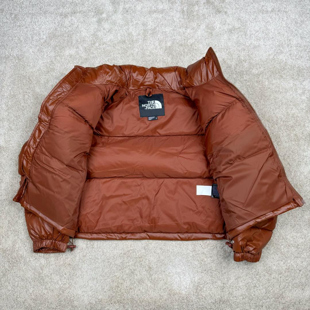 图片[4]-＃暖冬福利 THE NORTH FACE Nuptse 北面徽标Logo印花短款拼色立领含绒羽绒服 84肯豆詹娜同款 设计理念： The North Face\\\”的字面含义为山的最寒冷、最艰难一面。它也是The North Face\\\”的产品能够发挥功能的地方。 The North Face。一直致力支持去发现亲近自然。赞助探险家们去征服那些遥远的,人类尚不可触及的角落。 The North Face\\\”的标识,取自于美国Yosemite优胜美地国家公园内的半圆页山Half Dome,这也是等岩爱好者们擎爬花岗石的终极目标。 面料+特点： ✅三格采用RDS认证高品质700高蓬松鹅绒填充，保暖性能更出色，轻便不厚重，压缩后的蓬松度恢复特别好 ✅ 全新进口百灵达绣花机定制万针电绣，采用进口7号针，进口绣线，保证每宇饱满、立体、清晰，可称最贵绣标！ ✅拉链采用吉田YKK原厂定制，刻字清晰，质感完美顺滑，9000品质顶级ZP拉链 ✅340T高端羽绒服防跑绒材料 ✅高腰超短款设计，上身很精致，拒绝臃肿的冬天 ✅整体成衣轻便保暖，凸显大长腿 工艺： 这款其实是Nuse 2 Vintage肯豆同款，实在是太火了，各明星网红穿搭爆款配合高腰裤显腿长 最适合女生穿搭的北面羽绒服，三格采用RDS认证高品质700高蓬松鹅绒填充，保暖性能更出色，轻便不厚重，压缩后的蓬松度恢复特别好，全新进口百灵达绣花机定制万针电绣，采用进口7号针，进口绣线，保证每宇饱满、立体、清晰。短款才是今年的yyds 上身超级酷。 尺码：S M L-选品中心