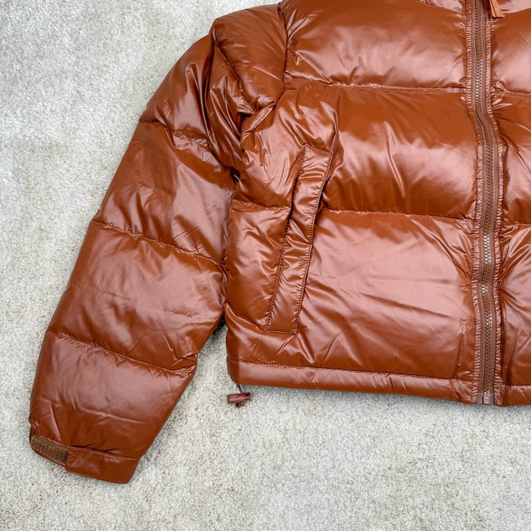 图片[6]-＃暖冬福利 THE NORTH FACE Nuptse 北面徽标Logo印花短款拼色立领含绒羽绒服 84肯豆詹娜同款 设计理念： The North Face\\\”的字面含义为山的最寒冷、最艰难一面。它也是The North Face\\\”的产品能够发挥功能的地方。 The North Face。一直致力支持去发现亲近自然。赞助探险家们去征服那些遥远的,人类尚不可触及的角落。 The North Face\\\”的标识,取自于美国Yosemite优胜美地国家公园内的半圆页山Half Dome,这也是等岩爱好者们擎爬花岗石的终极目标。 面料+特点： ✅三格采用RDS认证高品质700高蓬松鹅绒填充，保暖性能更出色，轻便不厚重，压缩后的蓬松度恢复特别好 ✅ 全新进口百灵达绣花机定制万针电绣，采用进口7号针，进口绣线，保证每宇饱满、立体、清晰，可称最贵绣标！ ✅拉链采用吉田YKK原厂定制，刻字清晰，质感完美顺滑，9000品质顶级ZP拉链 ✅340T高端羽绒服防跑绒材料 ✅高腰超短款设计，上身很精致，拒绝臃肿的冬天 ✅整体成衣轻便保暖，凸显大长腿 工艺： 这款其实是Nuse 2 Vintage肯豆同款，实在是太火了，各明星网红穿搭爆款配合高腰裤显腿长 最适合女生穿搭的北面羽绒服，三格采用RDS认证高品质700高蓬松鹅绒填充，保暖性能更出色，轻便不厚重，压缩后的蓬松度恢复特别好，全新进口百灵达绣花机定制万针电绣，采用进口7号针，进口绣线，保证每宇饱满、立体、清晰。短款才是今年的yyds 上身超级酷。 尺码：S M L-选品中心