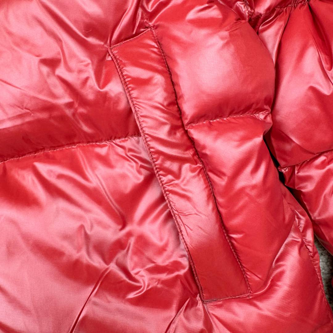 图片[10]-＃暖冬福利 THE NORTH FACE Nuptse 北面徽标Logo印花短款拼色立领含绒羽绒服 84肯豆詹娜同款 设计理念： The North Face\\\”的字面含义为山的最寒冷、最艰难一面。它也是The North Face\\\”的产品能够发挥功能的地方。 The North Face。一直致力支持去发现亲近自然。赞助探险家们去征服那些遥远的,人类尚不可触及的角落。 The North Face\\\”的标识,取自于美国Yosemite优胜美地国家公园内的半圆页山Half Dome,这也是等岩爱好者们擎爬花岗石的终极目标。 面料+特点： ✅三格采用RDS认证高品质700高蓬松鹅绒填充，保暖性能更出色，轻便不厚重，压缩后的蓬松度恢复特别好 ✅ 全新进口百灵达绣花机定制万针电绣，采用进口7号针，进口绣线，保证每宇饱满、立体、清晰，可称最贵绣标！ ✅拉链采用吉田YKK原厂定制，刻字清晰，质感完美顺滑，9000品质顶级ZP拉链 ✅340T高端羽绒服防跑绒材料 ✅高腰超短款设计，上身很精致，拒绝臃肿的冬天 ✅整体成衣轻便保暖，凸显大长腿 工艺： 这款其实是Nuse 2 Vintage肯豆同款，实在是太火了，各明星网红穿搭爆款配合高腰裤显腿长 最适合女生穿搭的北面羽绒服，三格采用RDS认证高品质700高蓬松鹅绒填充，保暖性能更出色，轻便不厚重，压缩后的蓬松度恢复特别好，全新进口百灵达绣花机定制万针电绣，采用进口7号针，进口绣线，保证每宇饱满、立体、清晰。短款才是今年的yyds 上身超级酷。 尺码：S M L-选品中心