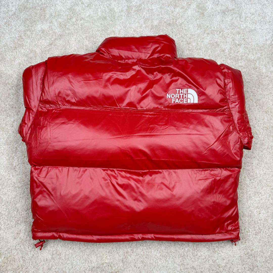 图片[3]-＃暖冬福利 THE NORTH FACE Nuptse 北面徽标Logo印花短款拼色立领含绒羽绒服 84肯豆詹娜同款 设计理念： The North Face\\\”的字面含义为山的最寒冷、最艰难一面。它也是The North Face\\\”的产品能够发挥功能的地方。 The North Face。一直致力支持去发现亲近自然。赞助探险家们去征服那些遥远的,人类尚不可触及的角落。 The North Face\\\”的标识,取自于美国Yosemite优胜美地国家公园内的半圆页山Half Dome,这也是等岩爱好者们擎爬花岗石的终极目标。 面料+特点： ✅三格采用RDS认证高品质700高蓬松鹅绒填充，保暖性能更出色，轻便不厚重，压缩后的蓬松度恢复特别好 ✅ 全新进口百灵达绣花机定制万针电绣，采用进口7号针，进口绣线，保证每宇饱满、立体、清晰，可称最贵绣标！ ✅拉链采用吉田YKK原厂定制，刻字清晰，质感完美顺滑，9000品质顶级ZP拉链 ✅340T高端羽绒服防跑绒材料 ✅高腰超短款设计，上身很精致，拒绝臃肿的冬天 ✅整体成衣轻便保暖，凸显大长腿 工艺： 这款其实是Nuse 2 Vintage肯豆同款，实在是太火了，各明星网红穿搭爆款配合高腰裤显腿长 最适合女生穿搭的北面羽绒服，三格采用RDS认证高品质700高蓬松鹅绒填充，保暖性能更出色，轻便不厚重，压缩后的蓬松度恢复特别好，全新进口百灵达绣花机定制万针电绣，采用进口7号针，进口绣线，保证每宇饱满、立体、清晰。短款才是今年的yyds 上身超级酷。 尺码：S M L-选品中心