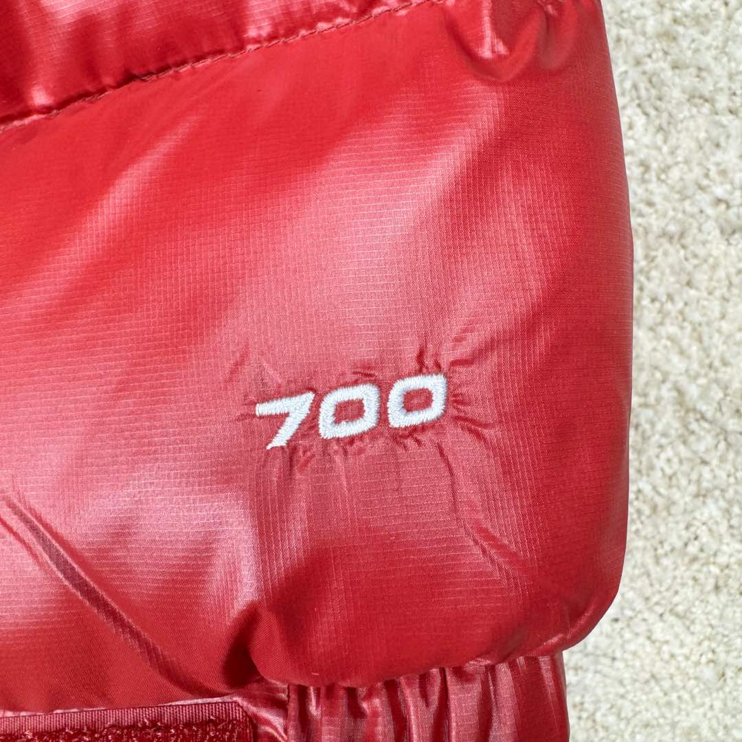 图片[12]-＃暖冬福利 THE NORTH FACE Nuptse 北面徽标Logo印花短款拼色立领含绒羽绒服 84肯豆詹娜同款 设计理念： The North Face\\\”的字面含义为山的最寒冷、最艰难一面。它也是The North Face\\\”的产品能够发挥功能的地方。 The North Face。一直致力支持去发现亲近自然。赞助探险家们去征服那些遥远的,人类尚不可触及的角落。 The North Face\\\”的标识,取自于美国Yosemite优胜美地国家公园内的半圆页山Half Dome,这也是等岩爱好者们擎爬花岗石的终极目标。 面料+特点： ✅三格采用RDS认证高品质700高蓬松鹅绒填充，保暖性能更出色，轻便不厚重，压缩后的蓬松度恢复特别好 ✅ 全新进口百灵达绣花机定制万针电绣，采用进口7号针，进口绣线，保证每宇饱满、立体、清晰，可称最贵绣标！ ✅拉链采用吉田YKK原厂定制，刻字清晰，质感完美顺滑，9000品质顶级ZP拉链 ✅340T高端羽绒服防跑绒材料 ✅高腰超短款设计，上身很精致，拒绝臃肿的冬天 ✅整体成衣轻便保暖，凸显大长腿 工艺： 这款其实是Nuse 2 Vintage肯豆同款，实在是太火了，各明星网红穿搭爆款配合高腰裤显腿长 最适合女生穿搭的北面羽绒服，三格采用RDS认证高品质700高蓬松鹅绒填充，保暖性能更出色，轻便不厚重，压缩后的蓬松度恢复特别好，全新进口百灵达绣花机定制万针电绣，采用进口7号针，进口绣线，保证每宇饱满、立体、清晰。短款才是今年的yyds 上身超级酷。 尺码：S M L-选品中心