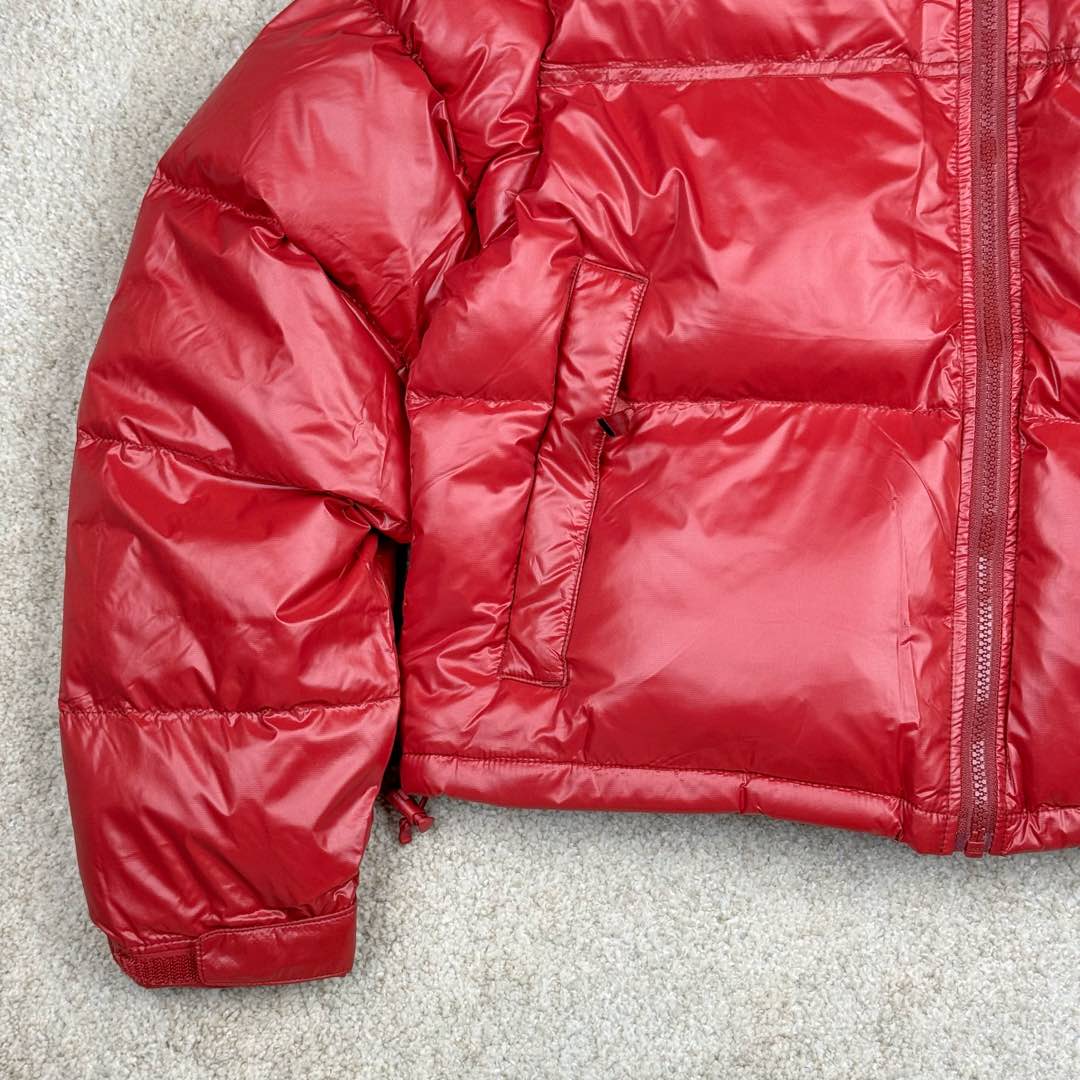 图片[5]-＃暖冬福利 THE NORTH FACE Nuptse 北面徽标Logo印花短款拼色立领含绒羽绒服 84肯豆詹娜同款 设计理念： The North Face\\\”的字面含义为山的最寒冷、最艰难一面。它也是The North Face\\\”的产品能够发挥功能的地方。 The North Face。一直致力支持去发现亲近自然。赞助探险家们去征服那些遥远的,人类尚不可触及的角落。 The North Face\\\”的标识,取自于美国Yosemite优胜美地国家公园内的半圆页山Half Dome,这也是等岩爱好者们擎爬花岗石的终极目标。 面料+特点： ✅三格采用RDS认证高品质700高蓬松鹅绒填充，保暖性能更出色，轻便不厚重，压缩后的蓬松度恢复特别好 ✅ 全新进口百灵达绣花机定制万针电绣，采用进口7号针，进口绣线，保证每宇饱满、立体、清晰，可称最贵绣标！ ✅拉链采用吉田YKK原厂定制，刻字清晰，质感完美顺滑，9000品质顶级ZP拉链 ✅340T高端羽绒服防跑绒材料 ✅高腰超短款设计，上身很精致，拒绝臃肿的冬天 ✅整体成衣轻便保暖，凸显大长腿 工艺： 这款其实是Nuse 2 Vintage肯豆同款，实在是太火了，各明星网红穿搭爆款配合高腰裤显腿长 最适合女生穿搭的北面羽绒服，三格采用RDS认证高品质700高蓬松鹅绒填充，保暖性能更出色，轻便不厚重，压缩后的蓬松度恢复特别好，全新进口百灵达绣花机定制万针电绣，采用进口7号针，进口绣线，保证每宇饱满、立体、清晰。短款才是今年的yyds 上身超级酷。 尺码：S M L-选品中心