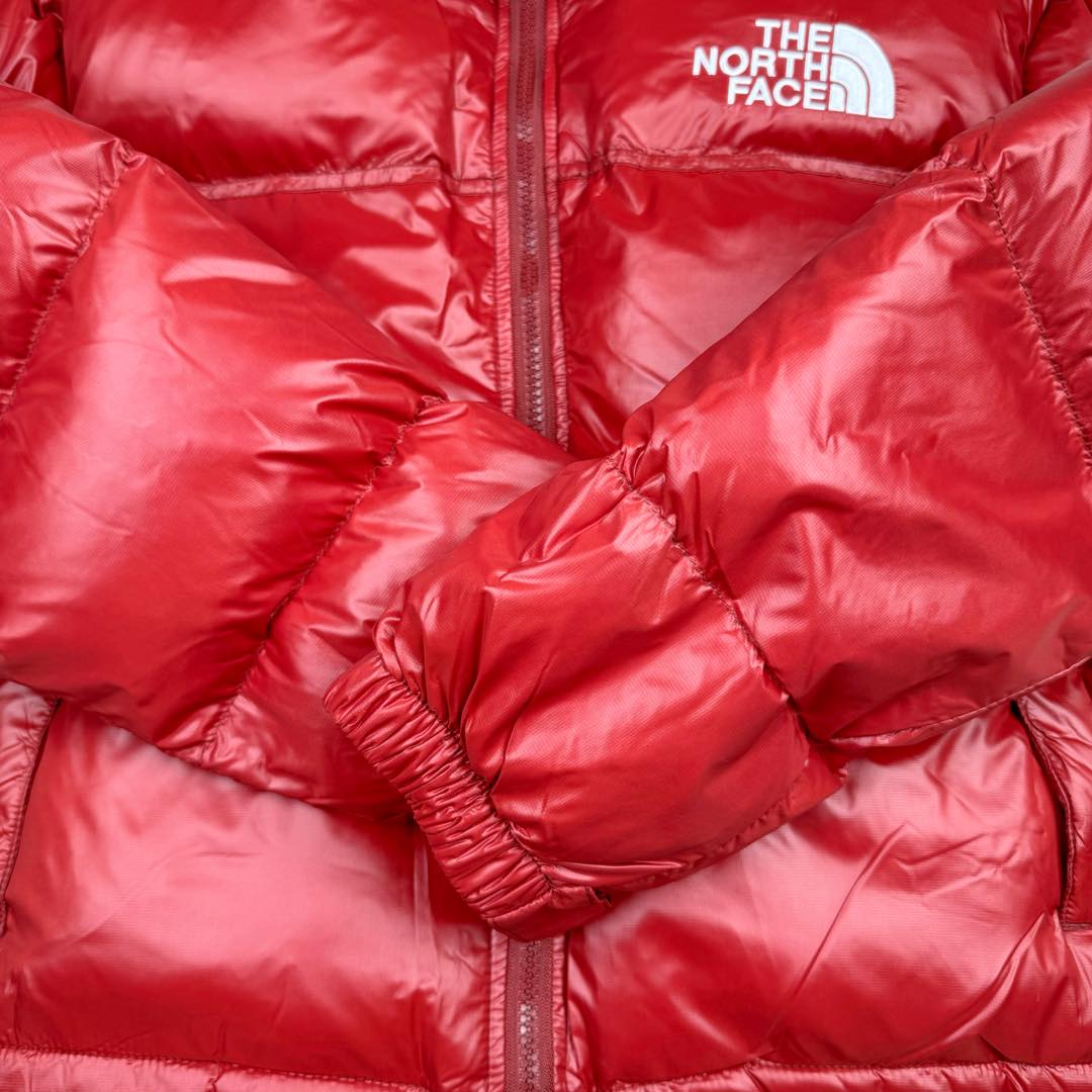 图片[11]-＃暖冬福利 THE NORTH FACE Nuptse 北面徽标Logo印花短款拼色立领含绒羽绒服 84肯豆詹娜同款 设计理念： The North Face\\\”的字面含义为山的最寒冷、最艰难一面。它也是The North Face\\\”的产品能够发挥功能的地方。 The North Face。一直致力支持去发现亲近自然。赞助探险家们去征服那些遥远的,人类尚不可触及的角落。 The North Face\\\”的标识,取自于美国Yosemite优胜美地国家公园内的半圆页山Half Dome,这也是等岩爱好者们擎爬花岗石的终极目标。 面料+特点： ✅三格采用RDS认证高品质700高蓬松鹅绒填充，保暖性能更出色，轻便不厚重，压缩后的蓬松度恢复特别好 ✅ 全新进口百灵达绣花机定制万针电绣，采用进口7号针，进口绣线，保证每宇饱满、立体、清晰，可称最贵绣标！ ✅拉链采用吉田YKK原厂定制，刻字清晰，质感完美顺滑，9000品质顶级ZP拉链 ✅340T高端羽绒服防跑绒材料 ✅高腰超短款设计，上身很精致，拒绝臃肿的冬天 ✅整体成衣轻便保暖，凸显大长腿 工艺： 这款其实是Nuse 2 Vintage肯豆同款，实在是太火了，各明星网红穿搭爆款配合高腰裤显腿长 最适合女生穿搭的北面羽绒服，三格采用RDS认证高品质700高蓬松鹅绒填充，保暖性能更出色，轻便不厚重，压缩后的蓬松度恢复特别好，全新进口百灵达绣花机定制万针电绣，采用进口7号针，进口绣线，保证每宇饱满、立体、清晰。短款才是今年的yyds 上身超级酷。 尺码：S M L-选品中心