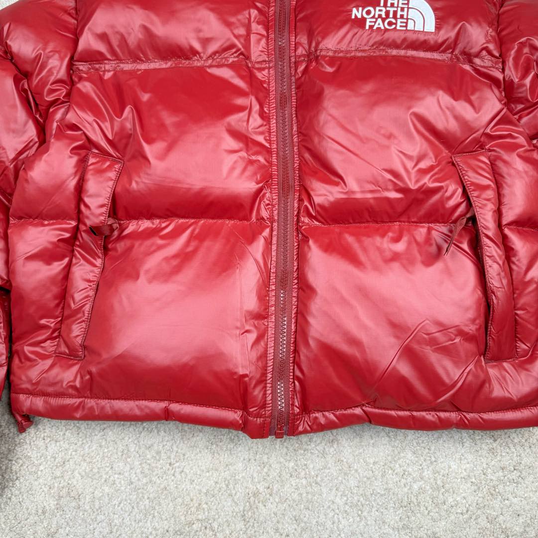 图片[7]-＃暖冬福利 THE NORTH FACE Nuptse 北面徽标Logo印花短款拼色立领含绒羽绒服 84肯豆詹娜同款 设计理念： The North Face\\\”的字面含义为山的最寒冷、最艰难一面。它也是The North Face\\\”的产品能够发挥功能的地方。 The North Face。一直致力支持去发现亲近自然。赞助探险家们去征服那些遥远的,人类尚不可触及的角落。 The North Face\\\”的标识,取自于美国Yosemite优胜美地国家公园内的半圆页山Half Dome,这也是等岩爱好者们擎爬花岗石的终极目标。 面料+特点： ✅三格采用RDS认证高品质700高蓬松鹅绒填充，保暖性能更出色，轻便不厚重，压缩后的蓬松度恢复特别好 ✅ 全新进口百灵达绣花机定制万针电绣，采用进口7号针，进口绣线，保证每宇饱满、立体、清晰，可称最贵绣标！ ✅拉链采用吉田YKK原厂定制，刻字清晰，质感完美顺滑，9000品质顶级ZP拉链 ✅340T高端羽绒服防跑绒材料 ✅高腰超短款设计，上身很精致，拒绝臃肿的冬天 ✅整体成衣轻便保暖，凸显大长腿 工艺： 这款其实是Nuse 2 Vintage肯豆同款，实在是太火了，各明星网红穿搭爆款配合高腰裤显腿长 最适合女生穿搭的北面羽绒服，三格采用RDS认证高品质700高蓬松鹅绒填充，保暖性能更出色，轻便不厚重，压缩后的蓬松度恢复特别好，全新进口百灵达绣花机定制万针电绣，采用进口7号针，进口绣线，保证每宇饱满、立体、清晰。短款才是今年的yyds 上身超级酷。 尺码：S M L-选品中心