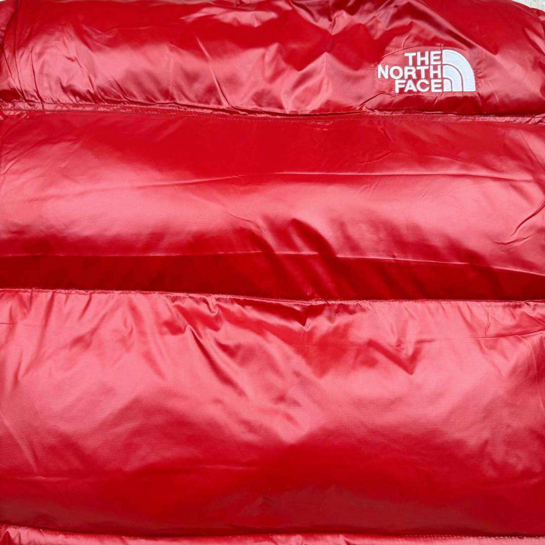 图片[13]-＃暖冬福利 THE NORTH FACE Nuptse 北面徽标Logo印花短款拼色立领含绒羽绒服 84肯豆詹娜同款 设计理念： The North Face\\\”的字面含义为山的最寒冷、最艰难一面。它也是The North Face\\\”的产品能够发挥功能的地方。 The North Face。一直致力支持去发现亲近自然。赞助探险家们去征服那些遥远的,人类尚不可触及的角落。 The North Face\\\”的标识,取自于美国Yosemite优胜美地国家公园内的半圆页山Half Dome,这也是等岩爱好者们擎爬花岗石的终极目标。 面料+特点： ✅三格采用RDS认证高品质700高蓬松鹅绒填充，保暖性能更出色，轻便不厚重，压缩后的蓬松度恢复特别好 ✅ 全新进口百灵达绣花机定制万针电绣，采用进口7号针，进口绣线，保证每宇饱满、立体、清晰，可称最贵绣标！ ✅拉链采用吉田YKK原厂定制，刻字清晰，质感完美顺滑，9000品质顶级ZP拉链 ✅340T高端羽绒服防跑绒材料 ✅高腰超短款设计，上身很精致，拒绝臃肿的冬天 ✅整体成衣轻便保暖，凸显大长腿 工艺： 这款其实是Nuse 2 Vintage肯豆同款，实在是太火了，各明星网红穿搭爆款配合高腰裤显腿长 最适合女生穿搭的北面羽绒服，三格采用RDS认证高品质700高蓬松鹅绒填充，保暖性能更出色，轻便不厚重，压缩后的蓬松度恢复特别好，全新进口百灵达绣花机定制万针电绣，采用进口7号针，进口绣线，保证每宇饱满、立体、清晰。短款才是今年的yyds 上身超级酷。 尺码：S M L-选品中心