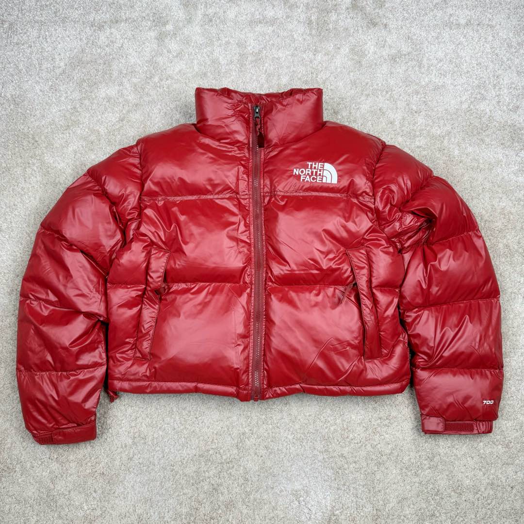 ＃暖冬福利 THE NORTH FACE Nuptse 北面徽标Logo印花短款拼色立领含绒羽绒服 84肯豆詹娜同款 设计理念： The North Face\\\”的字面含义为山的最寒冷、最艰难一面。它也是The North Face\\\”的产品能够发挥功能的地方。 The North Face。一直致力支持去发现亲近自然。赞助探险家们去征服那些遥远的,人类尚不可触及的角落。 The North Face\\\”的标识,取自于美国Yosemite优胜美地国家公园内的半圆页山Half Dome,这也是等岩爱好者们擎爬花岗石的终极目标。 面料+特点： ✅三格采用RDS认证高品质700高蓬松鹅绒填充，保暖性能更出色，轻便不厚重，压缩后的蓬松度恢复特别好 ✅ 全新进口百灵达绣花机定制万针电绣，采用进口7号针，进口绣线，保证每宇饱满、立体、清晰，可称最贵绣标！ ✅拉链采用吉田YKK原厂定制，刻字清晰，质感完美顺滑，9000品质顶级ZP拉链 ✅340T高端羽绒服防跑绒材料 ✅高腰超短款设计，上身很精致，拒绝臃肿的冬天 ✅整体成衣轻便保暖，凸显大长腿 工艺： 这款其实是Nuse 2 Vintage肯豆同款，实在是太火了，各明星网红穿搭爆款配合高腰裤显腿长 最适合女生穿搭的北面羽绒服，三格采用RDS认证高品质700高蓬松鹅绒填充，保暖性能更出色，轻便不厚重，压缩后的蓬松度恢复特别好，全新进口百灵达绣花机定制万针电绣，采用进口7号针，进口绣线，保证每宇饱满、立体、清晰。短款才是今年的yyds 上身超级酷。 尺码：S M L-选品中心