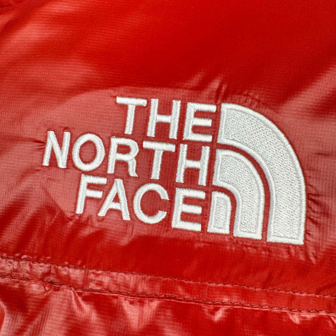 图片[9]-＃暖冬福利 THE NORTH FACE Nuptse 北面徽标Logo印花短款拼色立领含绒羽绒服 84肯豆詹娜同款 设计理念： The North Face\\\”的字面含义为山的最寒冷、最艰难一面。它也是The North Face\\\”的产品能够发挥功能的地方。 The North Face。一直致力支持去发现亲近自然。赞助探险家们去征服那些遥远的,人类尚不可触及的角落。 The North Face\\\”的标识,取自于美国Yosemite优胜美地国家公园内的半圆页山Half Dome,这也是等岩爱好者们擎爬花岗石的终极目标。 面料+特点： ✅三格采用RDS认证高品质700高蓬松鹅绒填充，保暖性能更出色，轻便不厚重，压缩后的蓬松度恢复特别好 ✅ 全新进口百灵达绣花机定制万针电绣，采用进口7号针，进口绣线，保证每宇饱满、立体、清晰，可称最贵绣标！ ✅拉链采用吉田YKK原厂定制，刻字清晰，质感完美顺滑，9000品质顶级ZP拉链 ✅340T高端羽绒服防跑绒材料 ✅高腰超短款设计，上身很精致，拒绝臃肿的冬天 ✅整体成衣轻便保暖，凸显大长腿 工艺： 这款其实是Nuse 2 Vintage肯豆同款，实在是太火了，各明星网红穿搭爆款配合高腰裤显腿长 最适合女生穿搭的北面羽绒服，三格采用RDS认证高品质700高蓬松鹅绒填充，保暖性能更出色，轻便不厚重，压缩后的蓬松度恢复特别好，全新进口百灵达绣花机定制万针电绣，采用进口7号针，进口绣线，保证每宇饱满、立体、清晰。短款才是今年的yyds 上身超级酷。 尺码：S M L-选品中心