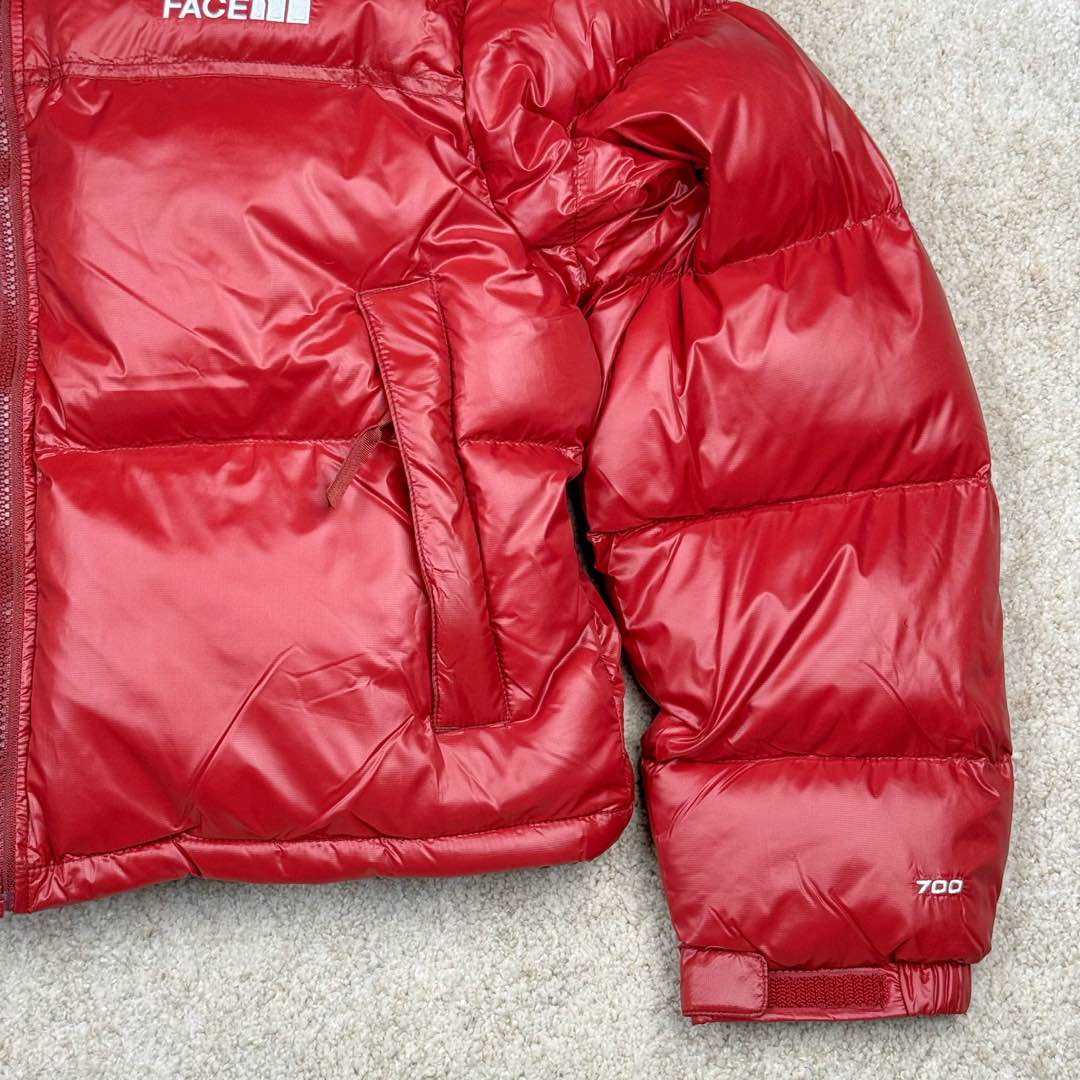 图片[6]-＃暖冬福利 THE NORTH FACE Nuptse 北面徽标Logo印花短款拼色立领含绒羽绒服 84肯豆詹娜同款 设计理念： The North Face\\\”的字面含义为山的最寒冷、最艰难一面。它也是The North Face\\\”的产品能够发挥功能的地方。 The North Face。一直致力支持去发现亲近自然。赞助探险家们去征服那些遥远的,人类尚不可触及的角落。 The North Face\\\”的标识,取自于美国Yosemite优胜美地国家公园内的半圆页山Half Dome,这也是等岩爱好者们擎爬花岗石的终极目标。 面料+特点： ✅三格采用RDS认证高品质700高蓬松鹅绒填充，保暖性能更出色，轻便不厚重，压缩后的蓬松度恢复特别好 ✅ 全新进口百灵达绣花机定制万针电绣，采用进口7号针，进口绣线，保证每宇饱满、立体、清晰，可称最贵绣标！ ✅拉链采用吉田YKK原厂定制，刻字清晰，质感完美顺滑，9000品质顶级ZP拉链 ✅340T高端羽绒服防跑绒材料 ✅高腰超短款设计，上身很精致，拒绝臃肿的冬天 ✅整体成衣轻便保暖，凸显大长腿 工艺： 这款其实是Nuse 2 Vintage肯豆同款，实在是太火了，各明星网红穿搭爆款配合高腰裤显腿长 最适合女生穿搭的北面羽绒服，三格采用RDS认证高品质700高蓬松鹅绒填充，保暖性能更出色，轻便不厚重，压缩后的蓬松度恢复特别好，全新进口百灵达绣花机定制万针电绣，采用进口7号针，进口绣线，保证每宇饱满、立体、清晰。短款才是今年的yyds 上身超级酷。 尺码：S M L-选品中心