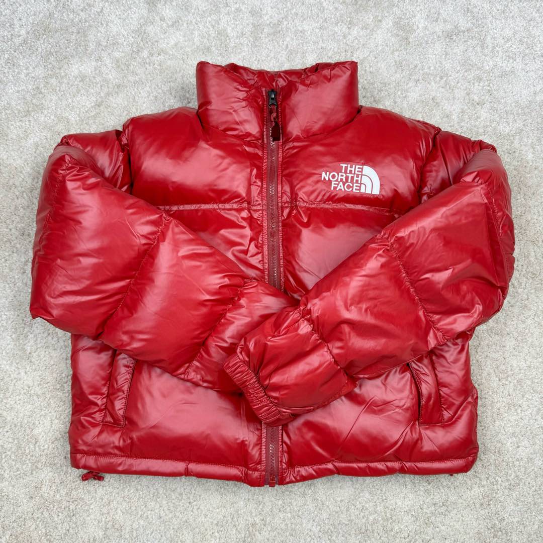 图片[2]-＃暖冬福利 THE NORTH FACE Nuptse 北面徽标Logo印花短款拼色立领含绒羽绒服 84肯豆詹娜同款 设计理念： The North Face\\\”的字面含义为山的最寒冷、最艰难一面。它也是The North Face\\\”的产品能够发挥功能的地方。 The North Face。一直致力支持去发现亲近自然。赞助探险家们去征服那些遥远的,人类尚不可触及的角落。 The North Face\\\”的标识,取自于美国Yosemite优胜美地国家公园内的半圆页山Half Dome,这也是等岩爱好者们擎爬花岗石的终极目标。 面料+特点： ✅三格采用RDS认证高品质700高蓬松鹅绒填充，保暖性能更出色，轻便不厚重，压缩后的蓬松度恢复特别好 ✅ 全新进口百灵达绣花机定制万针电绣，采用进口7号针，进口绣线，保证每宇饱满、立体、清晰，可称最贵绣标！ ✅拉链采用吉田YKK原厂定制，刻字清晰，质感完美顺滑，9000品质顶级ZP拉链 ✅340T高端羽绒服防跑绒材料 ✅高腰超短款设计，上身很精致，拒绝臃肿的冬天 ✅整体成衣轻便保暖，凸显大长腿 工艺： 这款其实是Nuse 2 Vintage肯豆同款，实在是太火了，各明星网红穿搭爆款配合高腰裤显腿长 最适合女生穿搭的北面羽绒服，三格采用RDS认证高品质700高蓬松鹅绒填充，保暖性能更出色，轻便不厚重，压缩后的蓬松度恢复特别好，全新进口百灵达绣花机定制万针电绣，采用进口7号针，进口绣线，保证每宇饱满、立体、清晰。短款才是今年的yyds 上身超级酷。 尺码：S M L-选品中心