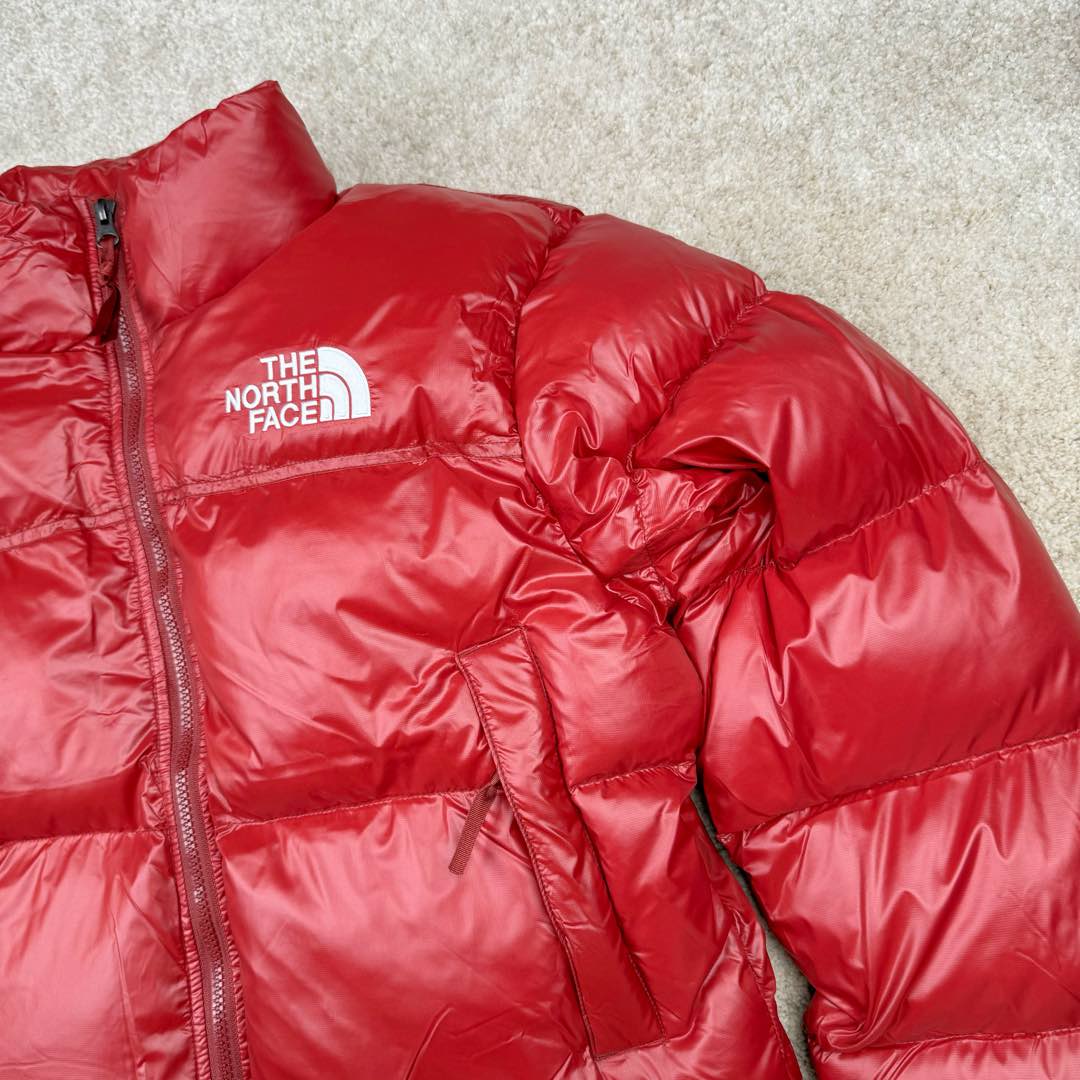 图片[8]-＃暖冬福利 THE NORTH FACE Nuptse 北面徽标Logo印花短款拼色立领含绒羽绒服 84肯豆詹娜同款 设计理念： The North Face\\\”的字面含义为山的最寒冷、最艰难一面。它也是The North Face\\\”的产品能够发挥功能的地方。 The North Face。一直致力支持去发现亲近自然。赞助探险家们去征服那些遥远的,人类尚不可触及的角落。 The North Face\\\”的标识,取自于美国Yosemite优胜美地国家公园内的半圆页山Half Dome,这也是等岩爱好者们擎爬花岗石的终极目标。 面料+特点： ✅三格采用RDS认证高品质700高蓬松鹅绒填充，保暖性能更出色，轻便不厚重，压缩后的蓬松度恢复特别好 ✅ 全新进口百灵达绣花机定制万针电绣，采用进口7号针，进口绣线，保证每宇饱满、立体、清晰，可称最贵绣标！ ✅拉链采用吉田YKK原厂定制，刻字清晰，质感完美顺滑，9000品质顶级ZP拉链 ✅340T高端羽绒服防跑绒材料 ✅高腰超短款设计，上身很精致，拒绝臃肿的冬天 ✅整体成衣轻便保暖，凸显大长腿 工艺： 这款其实是Nuse 2 Vintage肯豆同款，实在是太火了，各明星网红穿搭爆款配合高腰裤显腿长 最适合女生穿搭的北面羽绒服，三格采用RDS认证高品质700高蓬松鹅绒填充，保暖性能更出色，轻便不厚重，压缩后的蓬松度恢复特别好，全新进口百灵达绣花机定制万针电绣，采用进口7号针，进口绣线，保证每宇饱满、立体、清晰。短款才是今年的yyds 上身超级酷。 尺码：S M L-选品中心