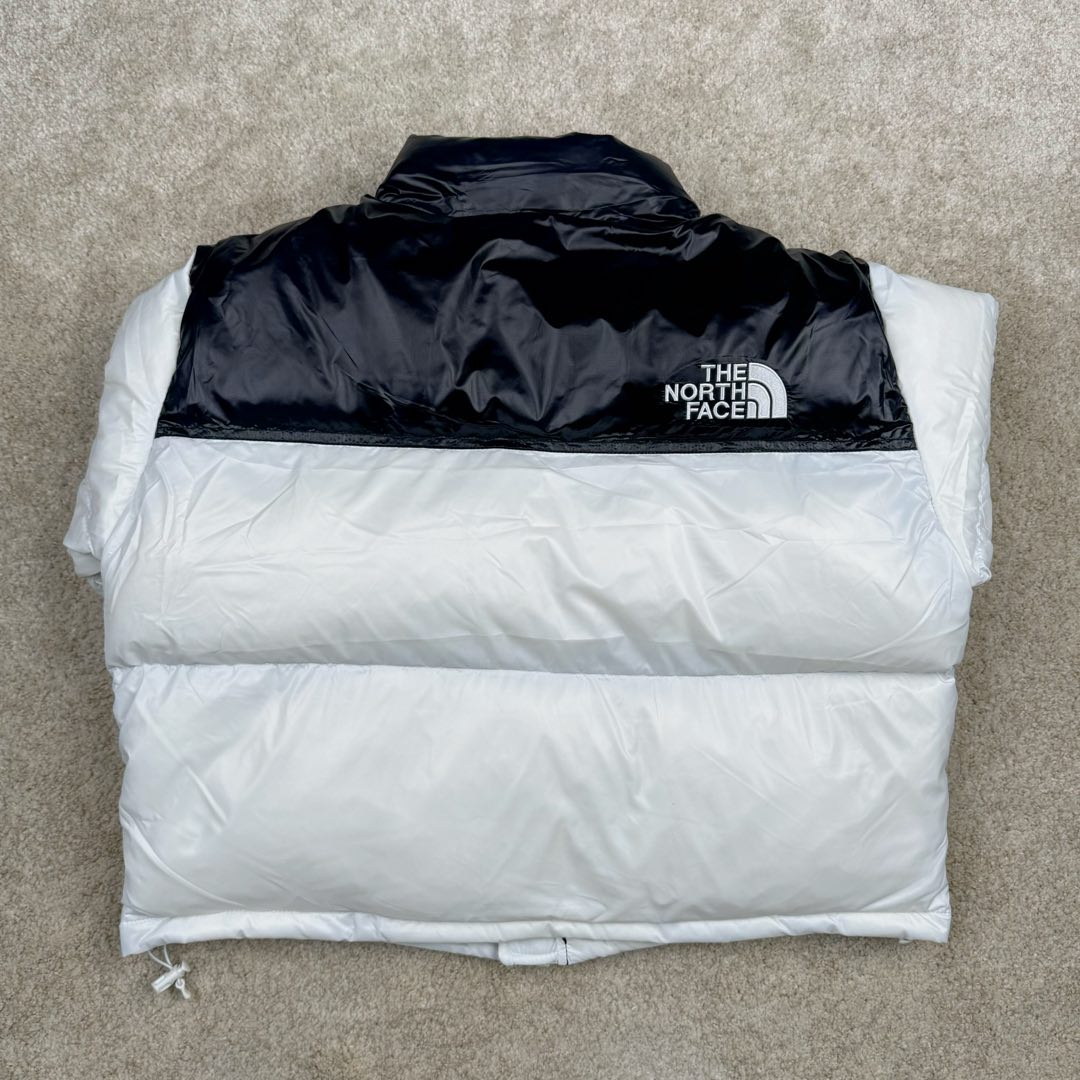 图片[3]-＃暖冬福利 THE NORTH FACE Nuptse 北面徽标Logo印花短款拼色立领含绒羽绒服 84肯豆詹娜同款 设计理念： The North Face\\\”的字面含义为山的最寒冷、最艰难一面。它也是The North Face\\\”的产品能够发挥功能的地方。 The North Face。一直致力支持去发现亲近自然。赞助探险家们去征服那些遥远的,人类尚不可触及的角落。 The North Face\\\”的标识,取自于美国Yosemite优胜美地国家公园内的半圆页山Half Dome,这也是等岩爱好者们擎爬花岗石的终极目标。 面料+特点： ✅三格采用RDS认证高品质700高蓬松鹅绒填充，保暖性能更出色，轻便不厚重，压缩后的蓬松度恢复特别好 ✅ 全新进口百灵达绣花机定制万针电绣，采用进口7号针，进口绣线，保证每宇饱满、立体、清晰，可称最贵绣标！ ✅拉链采用吉田YKK原厂定制，刻字清晰，质感完美顺滑，9000品质顶级ZP拉链 ✅340T高端羽绒服防跑绒材料 ✅高腰超短款设计，上身很精致，拒绝臃肿的冬天 ✅整体成衣轻便保暖，凸显大长腿 工艺： 这款其实是Nuse 2 Vintage肯豆同款，实在是太火了，各明星网红穿搭爆款配合高腰裤显腿长 最适合女生穿搭的北面羽绒服，三格采用RDS认证高品质700高蓬松鹅绒填充，保暖性能更出色，轻便不厚重，压缩后的蓬松度恢复特别好，全新进口百灵达绣花机定制万针电绣，采用进口7号针，进口绣线，保证每宇饱满、立体、清晰。短款才是今年的yyds 上身超级酷。 尺码：S M L-选品中心