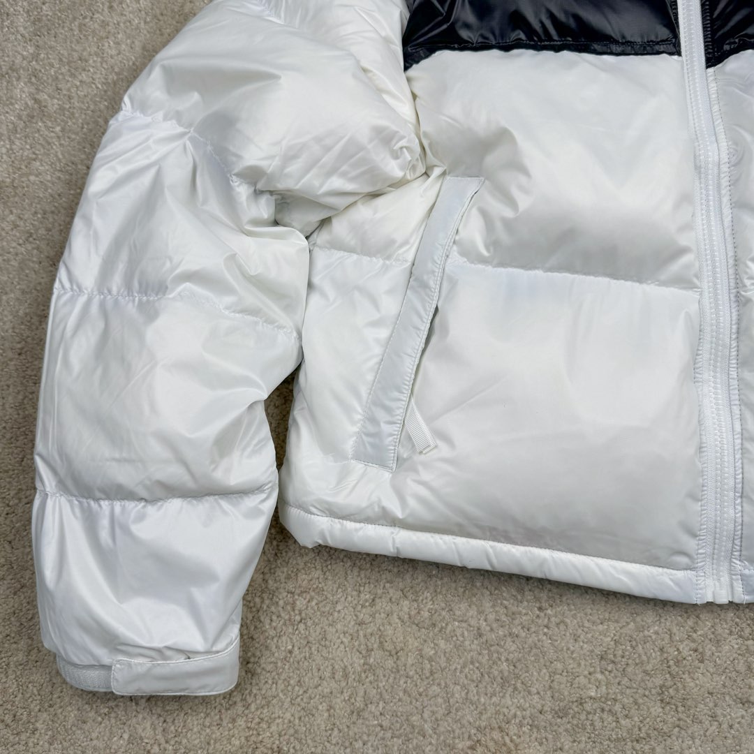 图片[6]-＃暖冬福利 THE NORTH FACE Nuptse 北面徽标Logo印花短款拼色立领含绒羽绒服 84肯豆詹娜同款 设计理念： The North Face\\\”的字面含义为山的最寒冷、最艰难一面。它也是The North Face\\\”的产品能够发挥功能的地方。 The North Face。一直致力支持去发现亲近自然。赞助探险家们去征服那些遥远的,人类尚不可触及的角落。 The North Face\\\”的标识,取自于美国Yosemite优胜美地国家公园内的半圆页山Half Dome,这也是等岩爱好者们擎爬花岗石的终极目标。 面料+特点： ✅三格采用RDS认证高品质700高蓬松鹅绒填充，保暖性能更出色，轻便不厚重，压缩后的蓬松度恢复特别好 ✅ 全新进口百灵达绣花机定制万针电绣，采用进口7号针，进口绣线，保证每宇饱满、立体、清晰，可称最贵绣标！ ✅拉链采用吉田YKK原厂定制，刻字清晰，质感完美顺滑，9000品质顶级ZP拉链 ✅340T高端羽绒服防跑绒材料 ✅高腰超短款设计，上身很精致，拒绝臃肿的冬天 ✅整体成衣轻便保暖，凸显大长腿 工艺： 这款其实是Nuse 2 Vintage肯豆同款，实在是太火了，各明星网红穿搭爆款配合高腰裤显腿长 最适合女生穿搭的北面羽绒服，三格采用RDS认证高品质700高蓬松鹅绒填充，保暖性能更出色，轻便不厚重，压缩后的蓬松度恢复特别好，全新进口百灵达绣花机定制万针电绣，采用进口7号针，进口绣线，保证每宇饱满、立体、清晰。短款才是今年的yyds 上身超级酷。 尺码：S M L-选品中心