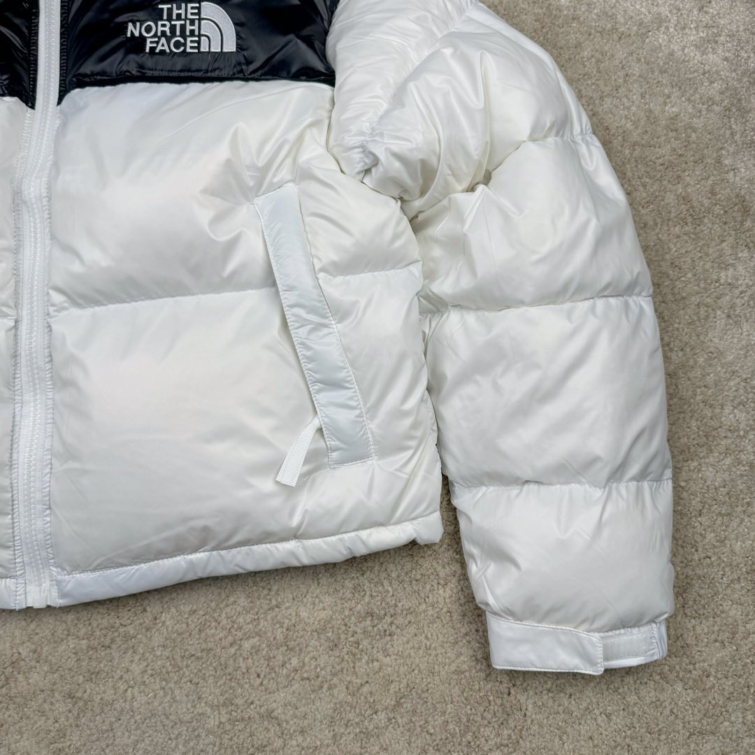 图片[7]-＃暖冬福利 THE NORTH FACE Nuptse 北面徽标Logo印花短款拼色立领含绒羽绒服 84肯豆詹娜同款 设计理念： The North Face\\\”的字面含义为山的最寒冷、最艰难一面。它也是The North Face\\\”的产品能够发挥功能的地方。 The North Face。一直致力支持去发现亲近自然。赞助探险家们去征服那些遥远的,人类尚不可触及的角落。 The North Face\\\”的标识,取自于美国Yosemite优胜美地国家公园内的半圆页山Half Dome,这也是等岩爱好者们擎爬花岗石的终极目标。 面料+特点： ✅三格采用RDS认证高品质700高蓬松鹅绒填充，保暖性能更出色，轻便不厚重，压缩后的蓬松度恢复特别好 ✅ 全新进口百灵达绣花机定制万针电绣，采用进口7号针，进口绣线，保证每宇饱满、立体、清晰，可称最贵绣标！ ✅拉链采用吉田YKK原厂定制，刻字清晰，质感完美顺滑，9000品质顶级ZP拉链 ✅340T高端羽绒服防跑绒材料 ✅高腰超短款设计，上身很精致，拒绝臃肿的冬天 ✅整体成衣轻便保暖，凸显大长腿 工艺： 这款其实是Nuse 2 Vintage肯豆同款，实在是太火了，各明星网红穿搭爆款配合高腰裤显腿长 最适合女生穿搭的北面羽绒服，三格采用RDS认证高品质700高蓬松鹅绒填充，保暖性能更出色，轻便不厚重，压缩后的蓬松度恢复特别好，全新进口百灵达绣花机定制万针电绣，采用进口7号针，进口绣线，保证每宇饱满、立体、清晰。短款才是今年的yyds 上身超级酷。 尺码：S M L-选品中心