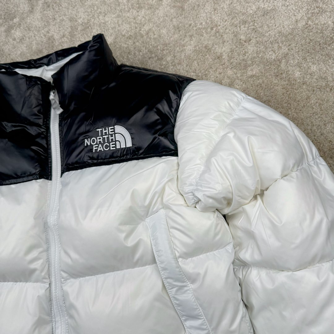 图片[8]-＃暖冬福利 THE NORTH FACE Nuptse 北面徽标Logo印花短款拼色立领含绒羽绒服 84肯豆詹娜同款 设计理念： The North Face\\\”的字面含义为山的最寒冷、最艰难一面。它也是The North Face\\\”的产品能够发挥功能的地方。 The North Face。一直致力支持去发现亲近自然。赞助探险家们去征服那些遥远的,人类尚不可触及的角落。 The North Face\\\”的标识,取自于美国Yosemite优胜美地国家公园内的半圆页山Half Dome,这也是等岩爱好者们擎爬花岗石的终极目标。 面料+特点： ✅三格采用RDS认证高品质700高蓬松鹅绒填充，保暖性能更出色，轻便不厚重，压缩后的蓬松度恢复特别好 ✅ 全新进口百灵达绣花机定制万针电绣，采用进口7号针，进口绣线，保证每宇饱满、立体、清晰，可称最贵绣标！ ✅拉链采用吉田YKK原厂定制，刻字清晰，质感完美顺滑，9000品质顶级ZP拉链 ✅340T高端羽绒服防跑绒材料 ✅高腰超短款设计，上身很精致，拒绝臃肿的冬天 ✅整体成衣轻便保暖，凸显大长腿 工艺： 这款其实是Nuse 2 Vintage肯豆同款，实在是太火了，各明星网红穿搭爆款配合高腰裤显腿长 最适合女生穿搭的北面羽绒服，三格采用RDS认证高品质700高蓬松鹅绒填充，保暖性能更出色，轻便不厚重，压缩后的蓬松度恢复特别好，全新进口百灵达绣花机定制万针电绣，采用进口7号针，进口绣线，保证每宇饱满、立体、清晰。短款才是今年的yyds 上身超级酷。 尺码：S M L-选品中心