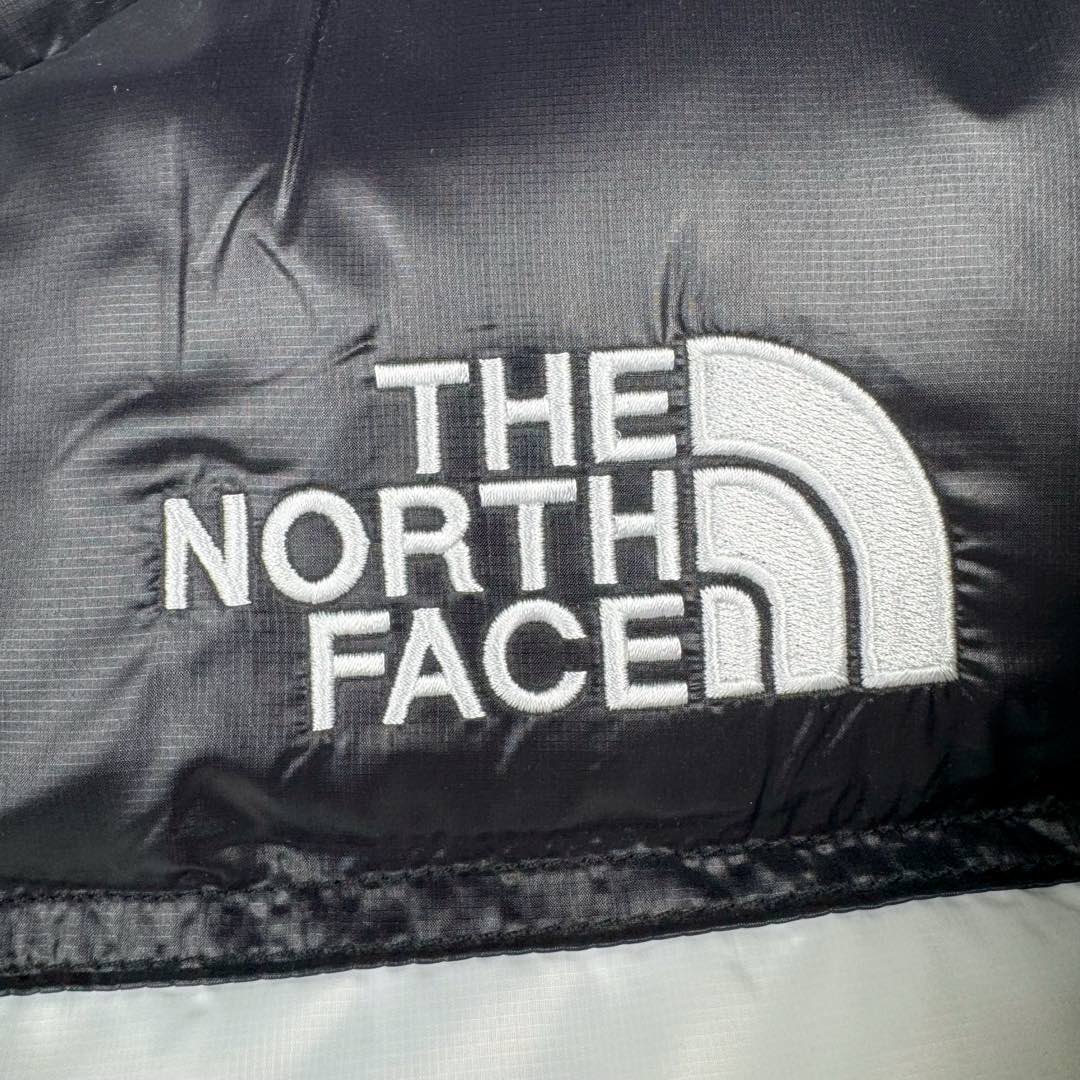 图片[11]-＃暖冬福利 THE NORTH FACE Nuptse 北面徽标Logo印花短款拼色立领含绒羽绒服 84肯豆詹娜同款 设计理念： The North Face\\\”的字面含义为山的最寒冷、最艰难一面。它也是The North Face\\\”的产品能够发挥功能的地方。 The North Face。一直致力支持去发现亲近自然。赞助探险家们去征服那些遥远的,人类尚不可触及的角落。 The North Face\\\”的标识,取自于美国Yosemite优胜美地国家公园内的半圆页山Half Dome,这也是等岩爱好者们擎爬花岗石的终极目标。 面料+特点： ✅三格采用RDS认证高品质700高蓬松鹅绒填充，保暖性能更出色，轻便不厚重，压缩后的蓬松度恢复特别好 ✅ 全新进口百灵达绣花机定制万针电绣，采用进口7号针，进口绣线，保证每宇饱满、立体、清晰，可称最贵绣标！ ✅拉链采用吉田YKK原厂定制，刻字清晰，质感完美顺滑，9000品质顶级ZP拉链 ✅340T高端羽绒服防跑绒材料 ✅高腰超短款设计，上身很精致，拒绝臃肿的冬天 ✅整体成衣轻便保暖，凸显大长腿 工艺： 这款其实是Nuse 2 Vintage肯豆同款，实在是太火了，各明星网红穿搭爆款配合高腰裤显腿长 最适合女生穿搭的北面羽绒服，三格采用RDS认证高品质700高蓬松鹅绒填充，保暖性能更出色，轻便不厚重，压缩后的蓬松度恢复特别好，全新进口百灵达绣花机定制万针电绣，采用进口7号针，进口绣线，保证每宇饱满、立体、清晰。短款才是今年的yyds 上身超级酷。 尺码：S M L-选品中心