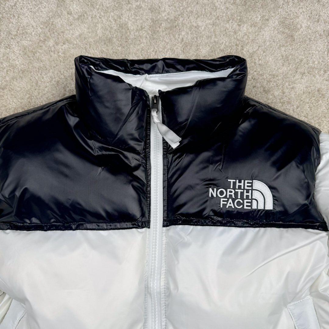 图片[4]-＃暖冬福利 THE NORTH FACE Nuptse 北面徽标Logo印花短款拼色立领含绒羽绒服 84肯豆詹娜同款 设计理念： The North Face\\\”的字面含义为山的最寒冷、最艰难一面。它也是The North Face\\\”的产品能够发挥功能的地方。 The North Face。一直致力支持去发现亲近自然。赞助探险家们去征服那些遥远的,人类尚不可触及的角落。 The North Face\\\”的标识,取自于美国Yosemite优胜美地国家公园内的半圆页山Half Dome,这也是等岩爱好者们擎爬花岗石的终极目标。 面料+特点： ✅三格采用RDS认证高品质700高蓬松鹅绒填充，保暖性能更出色，轻便不厚重，压缩后的蓬松度恢复特别好 ✅ 全新进口百灵达绣花机定制万针电绣，采用进口7号针，进口绣线，保证每宇饱满、立体、清晰，可称最贵绣标！ ✅拉链采用吉田YKK原厂定制，刻字清晰，质感完美顺滑，9000品质顶级ZP拉链 ✅340T高端羽绒服防跑绒材料 ✅高腰超短款设计，上身很精致，拒绝臃肿的冬天 ✅整体成衣轻便保暖，凸显大长腿 工艺： 这款其实是Nuse 2 Vintage肯豆同款，实在是太火了，各明星网红穿搭爆款配合高腰裤显腿长 最适合女生穿搭的北面羽绒服，三格采用RDS认证高品质700高蓬松鹅绒填充，保暖性能更出色，轻便不厚重，压缩后的蓬松度恢复特别好，全新进口百灵达绣花机定制万针电绣，采用进口7号针，进口绣线，保证每宇饱满、立体、清晰。短款才是今年的yyds 上身超级酷。 尺码：S M L-选品中心