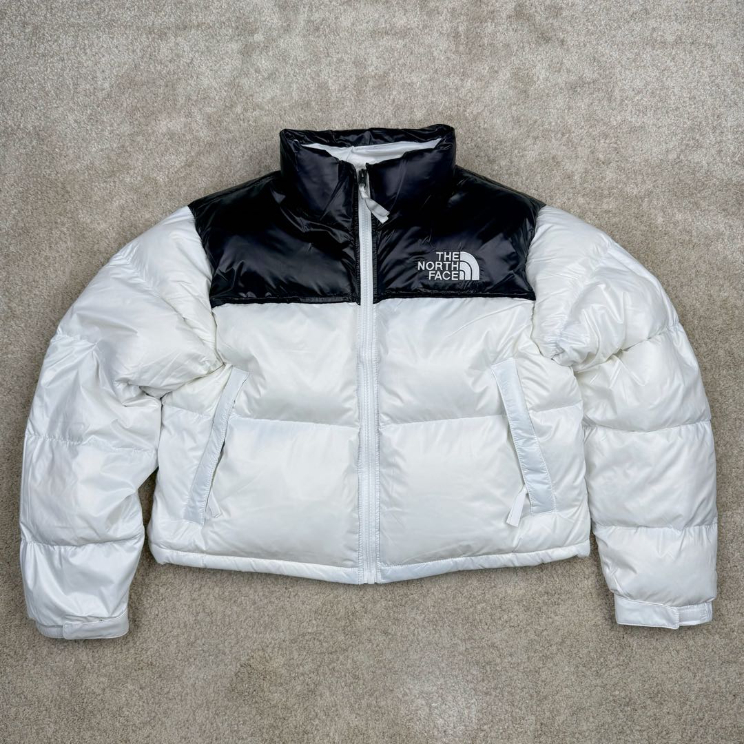 ＃暖冬福利 THE NORTH FACE Nuptse 北面徽标Logo印花短款拼色立领含绒羽绒服 84肯豆詹娜同款 设计理念： The North Face\\\”的字面含义为山的最寒冷、最艰难一面。它也是The North Face\\\”的产品能够发挥功能的地方。 The North Face。一直致力支持去发现亲近自然。赞助探险家们去征服那些遥远的,人类尚不可触及的角落。 The North Face\\\”的标识,取自于美国Yosemite优胜美地国家公园内的半圆页山Half Dome,这也是等岩爱好者们擎爬花岗石的终极目标。 面料+特点： ✅三格采用RDS认证高品质700高蓬松鹅绒填充，保暖性能更出色，轻便不厚重，压缩后的蓬松度恢复特别好 ✅ 全新进口百灵达绣花机定制万针电绣，采用进口7号针，进口绣线，保证每宇饱满、立体、清晰，可称最贵绣标！ ✅拉链采用吉田YKK原厂定制，刻字清晰，质感完美顺滑，9000品质顶级ZP拉链 ✅340T高端羽绒服防跑绒材料 ✅高腰超短款设计，上身很精致，拒绝臃肿的冬天 ✅整体成衣轻便保暖，凸显大长腿 工艺： 这款其实是Nuse 2 Vintage肯豆同款，实在是太火了，各明星网红穿搭爆款配合高腰裤显腿长 最适合女生穿搭的北面羽绒服，三格采用RDS认证高品质700高蓬松鹅绒填充，保暖性能更出色，轻便不厚重，压缩后的蓬松度恢复特别好，全新进口百灵达绣花机定制万针电绣，采用进口7号针，进口绣线，保证每宇饱满、立体、清晰。短款才是今年的yyds 上身超级酷。 尺码：S M L-选品中心