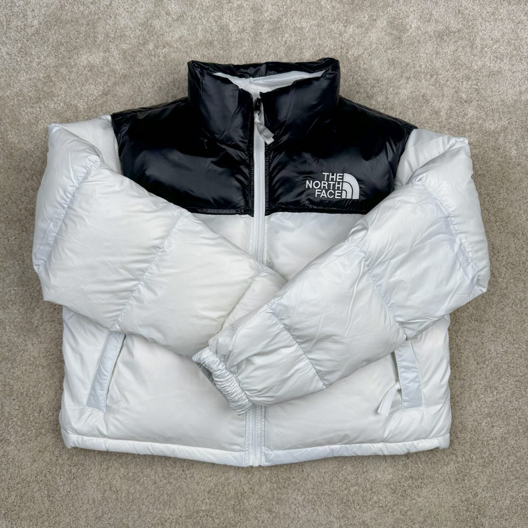 图片[2]-＃暖冬福利 THE NORTH FACE Nuptse 北面徽标Logo印花短款拼色立领含绒羽绒服 84肯豆詹娜同款 设计理念： The North Face\\\”的字面含义为山的最寒冷、最艰难一面。它也是The North Face\\\”的产品能够发挥功能的地方。 The North Face。一直致力支持去发现亲近自然。赞助探险家们去征服那些遥远的,人类尚不可触及的角落。 The North Face\\\”的标识,取自于美国Yosemite优胜美地国家公园内的半圆页山Half Dome,这也是等岩爱好者们擎爬花岗石的终极目标。 面料+特点： ✅三格采用RDS认证高品质700高蓬松鹅绒填充，保暖性能更出色，轻便不厚重，压缩后的蓬松度恢复特别好 ✅ 全新进口百灵达绣花机定制万针电绣，采用进口7号针，进口绣线，保证每宇饱满、立体、清晰，可称最贵绣标！ ✅拉链采用吉田YKK原厂定制，刻字清晰，质感完美顺滑，9000品质顶级ZP拉链 ✅340T高端羽绒服防跑绒材料 ✅高腰超短款设计，上身很精致，拒绝臃肿的冬天 ✅整体成衣轻便保暖，凸显大长腿 工艺： 这款其实是Nuse 2 Vintage肯豆同款，实在是太火了，各明星网红穿搭爆款配合高腰裤显腿长 最适合女生穿搭的北面羽绒服，三格采用RDS认证高品质700高蓬松鹅绒填充，保暖性能更出色，轻便不厚重，压缩后的蓬松度恢复特别好，全新进口百灵达绣花机定制万针电绣，采用进口7号针，进口绣线，保证每宇饱满、立体、清晰。短款才是今年的yyds 上身超级酷。 尺码：S M L-选品中心