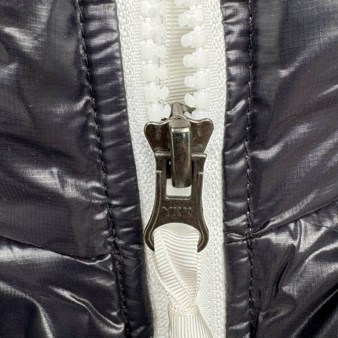 图片[10]-＃暖冬福利 THE NORTH FACE Nuptse 北面徽标Logo印花短款拼色立领含绒羽绒服 84肯豆詹娜同款 设计理念： The North Face\\\”的字面含义为山的最寒冷、最艰难一面。它也是The North Face\\\”的产品能够发挥功能的地方。 The North Face。一直致力支持去发现亲近自然。赞助探险家们去征服那些遥远的,人类尚不可触及的角落。 The North Face\\\”的标识,取自于美国Yosemite优胜美地国家公园内的半圆页山Half Dome,这也是等岩爱好者们擎爬花岗石的终极目标。 面料+特点： ✅三格采用RDS认证高品质700高蓬松鹅绒填充，保暖性能更出色，轻便不厚重，压缩后的蓬松度恢复特别好 ✅ 全新进口百灵达绣花机定制万针电绣，采用进口7号针，进口绣线，保证每宇饱满、立体、清晰，可称最贵绣标！ ✅拉链采用吉田YKK原厂定制，刻字清晰，质感完美顺滑，9000品质顶级ZP拉链 ✅340T高端羽绒服防跑绒材料 ✅高腰超短款设计，上身很精致，拒绝臃肿的冬天 ✅整体成衣轻便保暖，凸显大长腿 工艺： 这款其实是Nuse 2 Vintage肯豆同款，实在是太火了，各明星网红穿搭爆款配合高腰裤显腿长 最适合女生穿搭的北面羽绒服，三格采用RDS认证高品质700高蓬松鹅绒填充，保暖性能更出色，轻便不厚重，压缩后的蓬松度恢复特别好，全新进口百灵达绣花机定制万针电绣，采用进口7号针，进口绣线，保证每宇饱满、立体、清晰。短款才是今年的yyds 上身超级酷。 尺码：S M L-选品中心