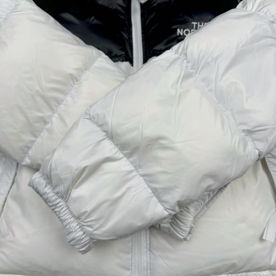 图片[9]-＃暖冬福利 THE NORTH FACE Nuptse 北面徽标Logo印花短款拼色立领含绒羽绒服 84肯豆詹娜同款 设计理念： The North Face\\\”的字面含义为山的最寒冷、最艰难一面。它也是The North Face\\\”的产品能够发挥功能的地方。 The North Face。一直致力支持去发现亲近自然。赞助探险家们去征服那些遥远的,人类尚不可触及的角落。 The North Face\\\”的标识,取自于美国Yosemite优胜美地国家公园内的半圆页山Half Dome,这也是等岩爱好者们擎爬花岗石的终极目标。 面料+特点： ✅三格采用RDS认证高品质700高蓬松鹅绒填充，保暖性能更出色，轻便不厚重，压缩后的蓬松度恢复特别好 ✅ 全新进口百灵达绣花机定制万针电绣，采用进口7号针，进口绣线，保证每宇饱满、立体、清晰，可称最贵绣标！ ✅拉链采用吉田YKK原厂定制，刻字清晰，质感完美顺滑，9000品质顶级ZP拉链 ✅340T高端羽绒服防跑绒材料 ✅高腰超短款设计，上身很精致，拒绝臃肿的冬天 ✅整体成衣轻便保暖，凸显大长腿 工艺： 这款其实是Nuse 2 Vintage肯豆同款，实在是太火了，各明星网红穿搭爆款配合高腰裤显腿长 最适合女生穿搭的北面羽绒服，三格采用RDS认证高品质700高蓬松鹅绒填充，保暖性能更出色，轻便不厚重，压缩后的蓬松度恢复特别好，全新进口百灵达绣花机定制万针电绣，采用进口7号针，进口绣线，保证每宇饱满、立体、清晰。短款才是今年的yyds 上身超级酷。 尺码：S M L-选品中心