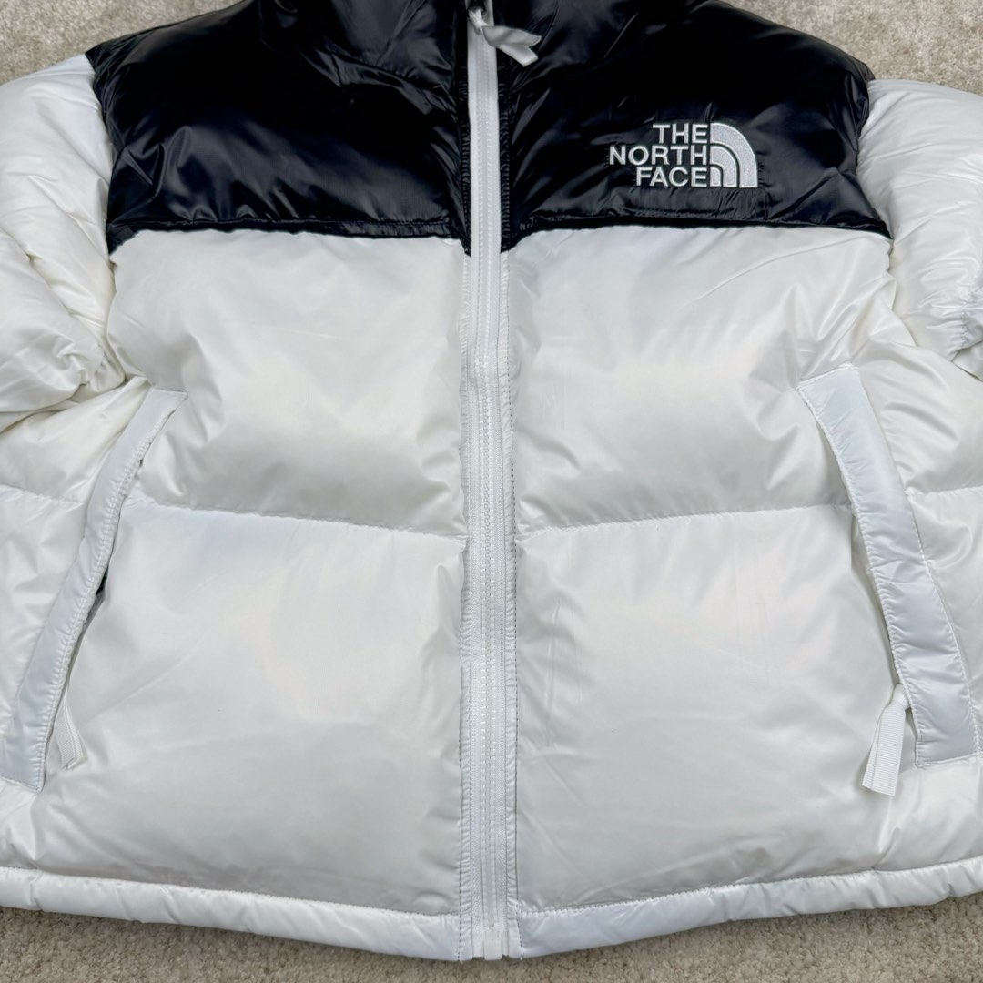 图片[5]-＃暖冬福利 THE NORTH FACE Nuptse 北面徽标Logo印花短款拼色立领含绒羽绒服 84肯豆詹娜同款 设计理念： The North Face\\\”的字面含义为山的最寒冷、最艰难一面。它也是The North Face\\\”的产品能够发挥功能的地方。 The North Face。一直致力支持去发现亲近自然。赞助探险家们去征服那些遥远的,人类尚不可触及的角落。 The North Face\\\”的标识,取自于美国Yosemite优胜美地国家公园内的半圆页山Half Dome,这也是等岩爱好者们擎爬花岗石的终极目标。 面料+特点： ✅三格采用RDS认证高品质700高蓬松鹅绒填充，保暖性能更出色，轻便不厚重，压缩后的蓬松度恢复特别好 ✅ 全新进口百灵达绣花机定制万针电绣，采用进口7号针，进口绣线，保证每宇饱满、立体、清晰，可称最贵绣标！ ✅拉链采用吉田YKK原厂定制，刻字清晰，质感完美顺滑，9000品质顶级ZP拉链 ✅340T高端羽绒服防跑绒材料 ✅高腰超短款设计，上身很精致，拒绝臃肿的冬天 ✅整体成衣轻便保暖，凸显大长腿 工艺： 这款其实是Nuse 2 Vintage肯豆同款，实在是太火了，各明星网红穿搭爆款配合高腰裤显腿长 最适合女生穿搭的北面羽绒服，三格采用RDS认证高品质700高蓬松鹅绒填充，保暖性能更出色，轻便不厚重，压缩后的蓬松度恢复特别好，全新进口百灵达绣花机定制万针电绣，采用进口7号针，进口绣线，保证每宇饱满、立体、清晰。短款才是今年的yyds 上身超级酷。 尺码：S M L-选品中心