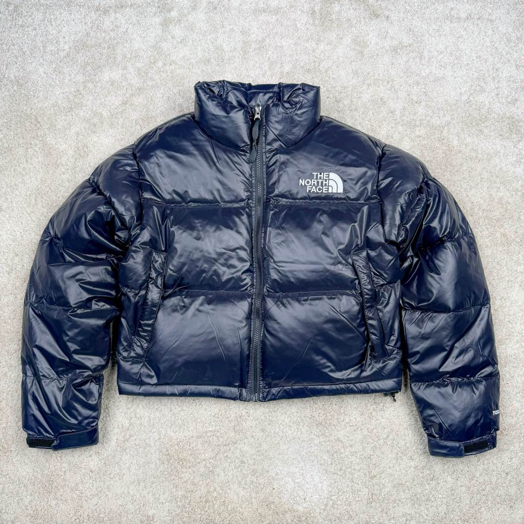 ＃暖冬福利 THE NORTH FACE Nuptse 北面徽标Logo印花短款拼色立领含绒羽绒服 84肯豆詹娜同款 设计理念： The North Face\\\”的字面含义为山的最寒冷、最艰难一面。它也是The North Face\\\”的产品能够发挥功能的地方。 The North Face。一直致力支持去发现亲近自然。赞助探险家们去征服那些遥远的,人类尚不可触及的角落。 The North Face\\\”的标识,取自于美国Yosemite优胜美地国家公园内的半圆页山Half Dome,这也是等岩爱好者们擎爬花岗石的终极目标。 面料+特点： ✅三格采用RDS认证高品质700高蓬松鹅绒填充，保暖性能更出色，轻便不厚重，压缩后的蓬松度恢复特别好 ✅ 全新进口百灵达绣花机定制万针电绣，采用进口7号针，进口绣线，保证每宇饱满、立体、清晰，可称最贵绣标！ ✅拉链采用吉田YKK原厂定制，刻字清晰，质感完美顺滑，9000品质顶级ZP拉链 ✅340T高端羽绒服防跑绒材料 ✅高腰超短款设计，上身很精致，拒绝臃肿的冬天 ✅整体成衣轻便保暖，凸显大长腿 工艺： 这款其实是Nuse 2 Vintage肯豆同款，实在是太火了，各明星网红穿搭爆款配合高腰裤显腿长 最适合女生穿搭的北面羽绒服，三格采用RDS认证高品质700高蓬松鹅绒填充，保暖性能更出色，轻便不厚重，压缩后的蓬松度恢复特别好，全新进口百灵达绣花机定制万针电绣，采用进口7号针，进口绣线，保证每宇饱满、立体、清晰。短款才是今年的yyds 上身超级酷。 尺码：S M L-选品中心