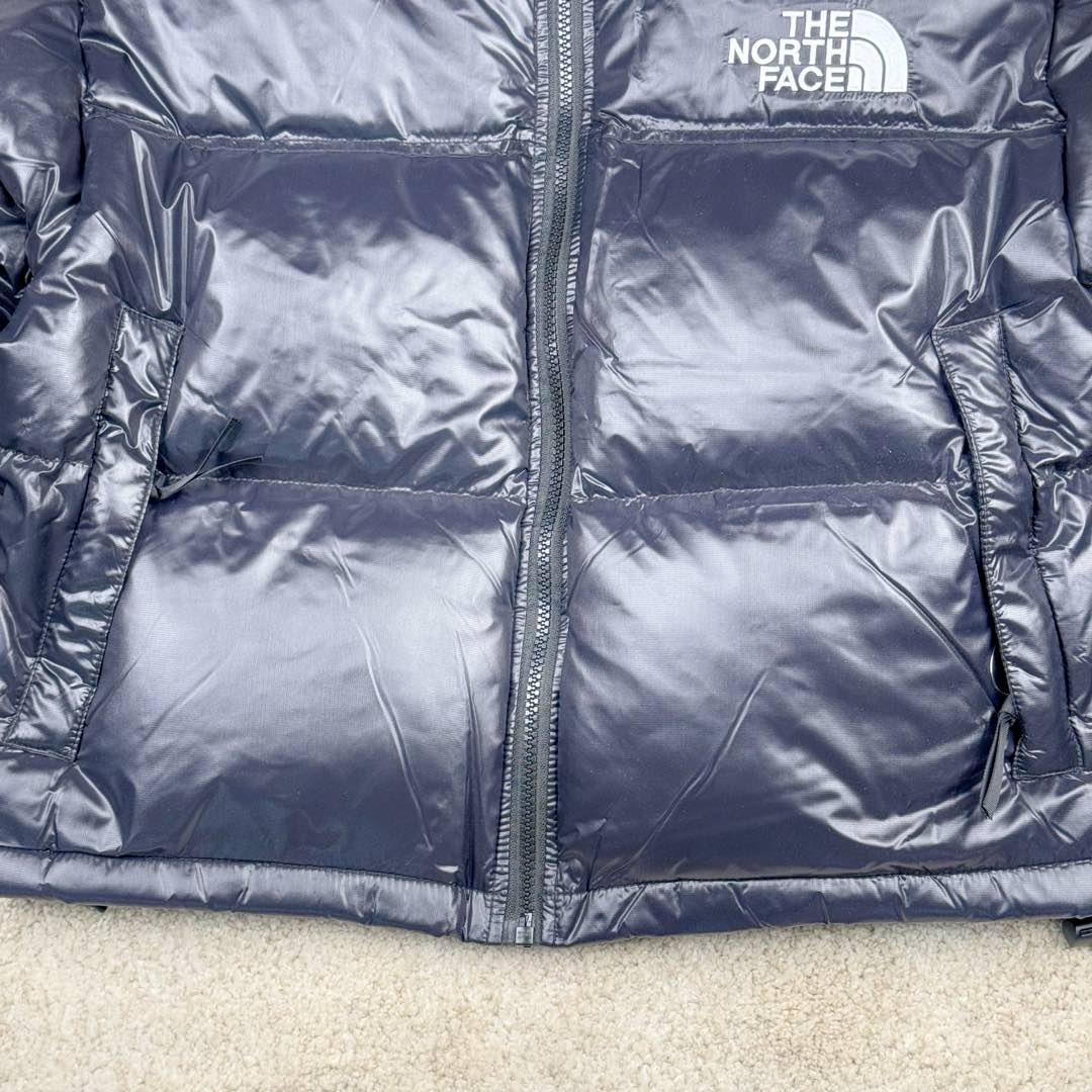 图片[8]-＃暖冬福利 THE NORTH FACE Nuptse 北面徽标Logo印花短款拼色立领含绒羽绒服 84肯豆詹娜同款 设计理念： The North Face\\\”的字面含义为山的最寒冷、最艰难一面。它也是The North Face\\\”的产品能够发挥功能的地方。 The North Face。一直致力支持去发现亲近自然。赞助探险家们去征服那些遥远的,人类尚不可触及的角落。 The North Face\\\”的标识,取自于美国Yosemite优胜美地国家公园内的半圆页山Half Dome,这也是等岩爱好者们擎爬花岗石的终极目标。 面料+特点： ✅三格采用RDS认证高品质700高蓬松鹅绒填充，保暖性能更出色，轻便不厚重，压缩后的蓬松度恢复特别好 ✅ 全新进口百灵达绣花机定制万针电绣，采用进口7号针，进口绣线，保证每宇饱满、立体、清晰，可称最贵绣标！ ✅拉链采用吉田YKK原厂定制，刻字清晰，质感完美顺滑，9000品质顶级ZP拉链 ✅340T高端羽绒服防跑绒材料 ✅高腰超短款设计，上身很精致，拒绝臃肿的冬天 ✅整体成衣轻便保暖，凸显大长腿 工艺： 这款其实是Nuse 2 Vintage肯豆同款，实在是太火了，各明星网红穿搭爆款配合高腰裤显腿长 最适合女生穿搭的北面羽绒服，三格采用RDS认证高品质700高蓬松鹅绒填充，保暖性能更出色，轻便不厚重，压缩后的蓬松度恢复特别好，全新进口百灵达绣花机定制万针电绣，采用进口7号针，进口绣线，保证每宇饱满、立体、清晰。短款才是今年的yyds 上身超级酷。 尺码：S M L-选品中心