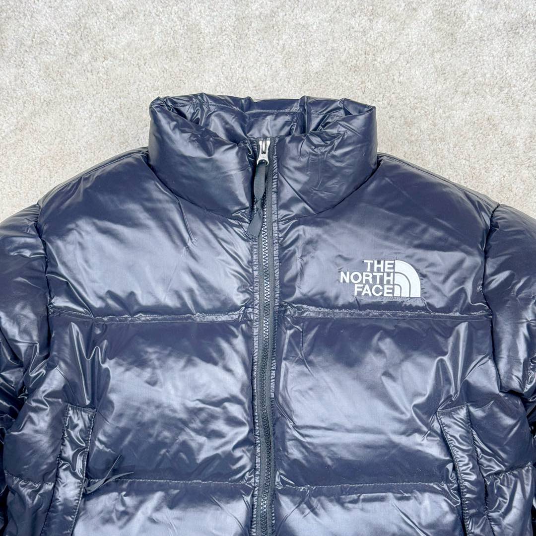 图片[5]-＃暖冬福利 THE NORTH FACE Nuptse 北面徽标Logo印花短款拼色立领含绒羽绒服 84肯豆詹娜同款 设计理念： The North Face\\\”的字面含义为山的最寒冷、最艰难一面。它也是The North Face\\\”的产品能够发挥功能的地方。 The North Face。一直致力支持去发现亲近自然。赞助探险家们去征服那些遥远的,人类尚不可触及的角落。 The North Face\\\”的标识,取自于美国Yosemite优胜美地国家公园内的半圆页山Half Dome,这也是等岩爱好者们擎爬花岗石的终极目标。 面料+特点： ✅三格采用RDS认证高品质700高蓬松鹅绒填充，保暖性能更出色，轻便不厚重，压缩后的蓬松度恢复特别好 ✅ 全新进口百灵达绣花机定制万针电绣，采用进口7号针，进口绣线，保证每宇饱满、立体、清晰，可称最贵绣标！ ✅拉链采用吉田YKK原厂定制，刻字清晰，质感完美顺滑，9000品质顶级ZP拉链 ✅340T高端羽绒服防跑绒材料 ✅高腰超短款设计，上身很精致，拒绝臃肿的冬天 ✅整体成衣轻便保暖，凸显大长腿 工艺： 这款其实是Nuse 2 Vintage肯豆同款，实在是太火了，各明星网红穿搭爆款配合高腰裤显腿长 最适合女生穿搭的北面羽绒服，三格采用RDS认证高品质700高蓬松鹅绒填充，保暖性能更出色，轻便不厚重，压缩后的蓬松度恢复特别好，全新进口百灵达绣花机定制万针电绣，采用进口7号针，进口绣线，保证每宇饱满、立体、清晰。短款才是今年的yyds 上身超级酷。 尺码：S M L-选品中心