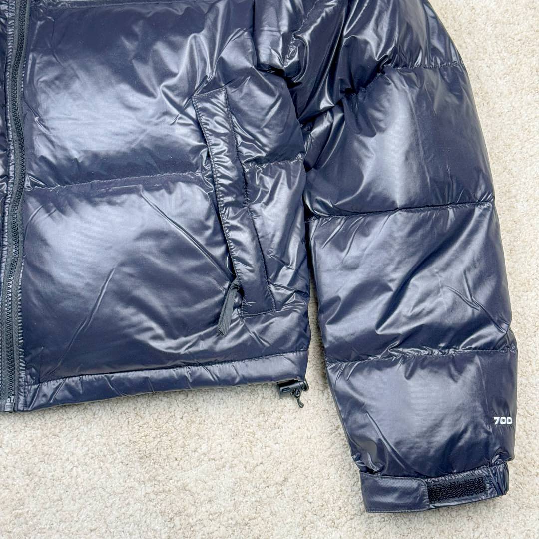 图片[7]-＃暖冬福利 THE NORTH FACE Nuptse 北面徽标Logo印花短款拼色立领含绒羽绒服 84肯豆詹娜同款 设计理念： The North Face\\\”的字面含义为山的最寒冷、最艰难一面。它也是The North Face\\\”的产品能够发挥功能的地方。 The North Face。一直致力支持去发现亲近自然。赞助探险家们去征服那些遥远的,人类尚不可触及的角落。 The North Face\\\”的标识,取自于美国Yosemite优胜美地国家公园内的半圆页山Half Dome,这也是等岩爱好者们擎爬花岗石的终极目标。 面料+特点： ✅三格采用RDS认证高品质700高蓬松鹅绒填充，保暖性能更出色，轻便不厚重，压缩后的蓬松度恢复特别好 ✅ 全新进口百灵达绣花机定制万针电绣，采用进口7号针，进口绣线，保证每宇饱满、立体、清晰，可称最贵绣标！ ✅拉链采用吉田YKK原厂定制，刻字清晰，质感完美顺滑，9000品质顶级ZP拉链 ✅340T高端羽绒服防跑绒材料 ✅高腰超短款设计，上身很精致，拒绝臃肿的冬天 ✅整体成衣轻便保暖，凸显大长腿 工艺： 这款其实是Nuse 2 Vintage肯豆同款，实在是太火了，各明星网红穿搭爆款配合高腰裤显腿长 最适合女生穿搭的北面羽绒服，三格采用RDS认证高品质700高蓬松鹅绒填充，保暖性能更出色，轻便不厚重，压缩后的蓬松度恢复特别好，全新进口百灵达绣花机定制万针电绣，采用进口7号针，进口绣线，保证每宇饱满、立体、清晰。短款才是今年的yyds 上身超级酷。 尺码：S M L-选品中心