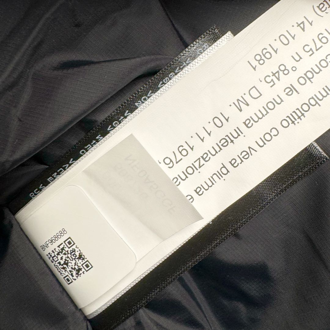 图片[13]-＃暖冬福利 THE NORTH FACE Nuptse 北面徽标Logo印花短款拼色立领含绒羽绒服 84肯豆詹娜同款 设计理念： The North Face\\\”的字面含义为山的最寒冷、最艰难一面。它也是The North Face\\\”的产品能够发挥功能的地方。 The North Face。一直致力支持去发现亲近自然。赞助探险家们去征服那些遥远的,人类尚不可触及的角落。 The North Face\\\”的标识,取自于美国Yosemite优胜美地国家公园内的半圆页山Half Dome,这也是等岩爱好者们擎爬花岗石的终极目标。 面料+特点： ✅三格采用RDS认证高品质700高蓬松鹅绒填充，保暖性能更出色，轻便不厚重，压缩后的蓬松度恢复特别好 ✅ 全新进口百灵达绣花机定制万针电绣，采用进口7号针，进口绣线，保证每宇饱满、立体、清晰，可称最贵绣标！ ✅拉链采用吉田YKK原厂定制，刻字清晰，质感完美顺滑，9000品质顶级ZP拉链 ✅340T高端羽绒服防跑绒材料 ✅高腰超短款设计，上身很精致，拒绝臃肿的冬天 ✅整体成衣轻便保暖，凸显大长腿 工艺： 这款其实是Nuse 2 Vintage肯豆同款，实在是太火了，各明星网红穿搭爆款配合高腰裤显腿长 最适合女生穿搭的北面羽绒服，三格采用RDS认证高品质700高蓬松鹅绒填充，保暖性能更出色，轻便不厚重，压缩后的蓬松度恢复特别好，全新进口百灵达绣花机定制万针电绣，采用进口7号针，进口绣线，保证每宇饱满、立体、清晰。短款才是今年的yyds 上身超级酷。 尺码：S M L-选品中心