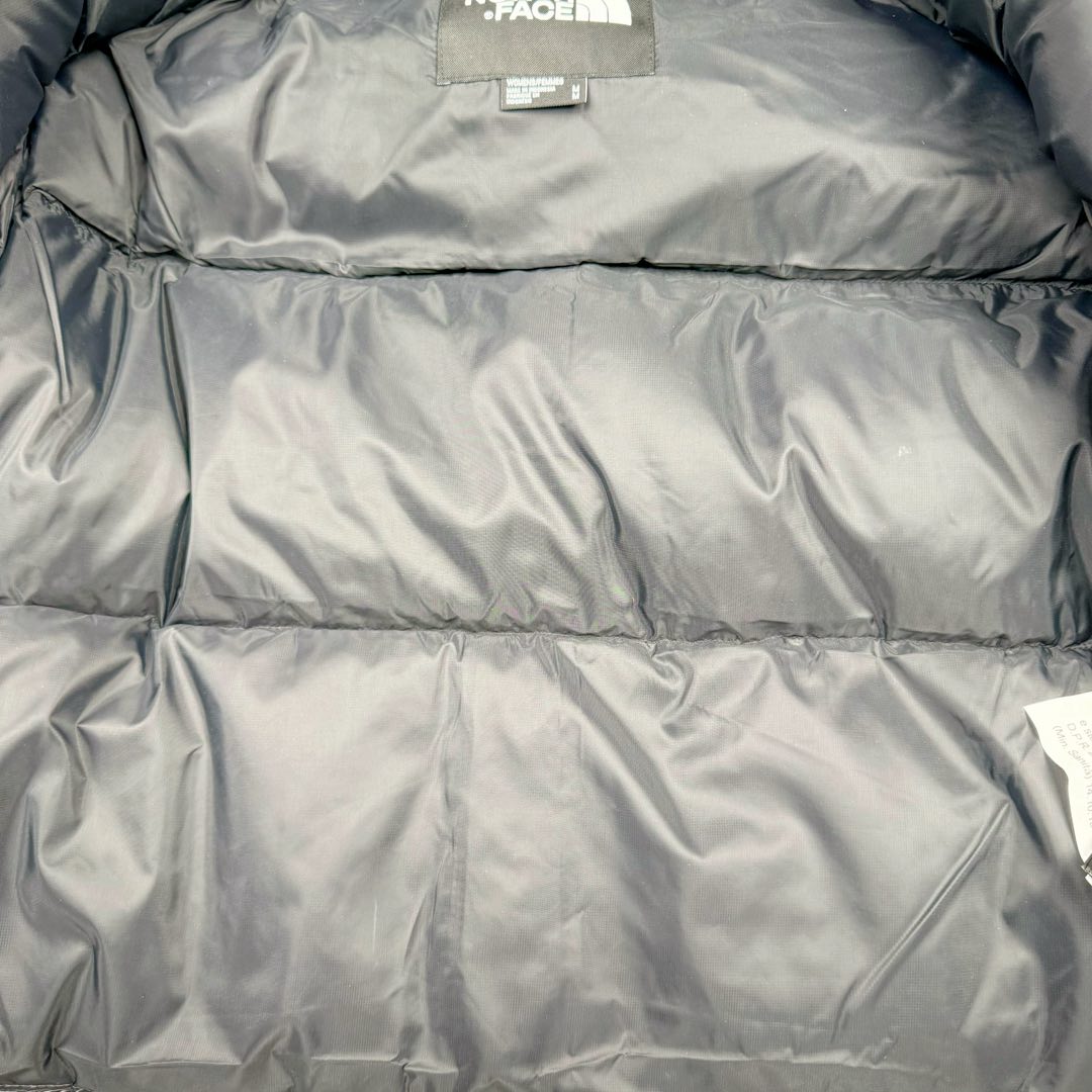 图片[14]-＃暖冬福利 THE NORTH FACE Nuptse 北面徽标Logo印花短款拼色立领含绒羽绒服 84肯豆詹娜同款 设计理念： The North Face\\\”的字面含义为山的最寒冷、最艰难一面。它也是The North Face\\\”的产品能够发挥功能的地方。 The North Face。一直致力支持去发现亲近自然。赞助探险家们去征服那些遥远的,人类尚不可触及的角落。 The North Face\\\”的标识,取自于美国Yosemite优胜美地国家公园内的半圆页山Half Dome,这也是等岩爱好者们擎爬花岗石的终极目标。 面料+特点： ✅三格采用RDS认证高品质700高蓬松鹅绒填充，保暖性能更出色，轻便不厚重，压缩后的蓬松度恢复特别好 ✅ 全新进口百灵达绣花机定制万针电绣，采用进口7号针，进口绣线，保证每宇饱满、立体、清晰，可称最贵绣标！ ✅拉链采用吉田YKK原厂定制，刻字清晰，质感完美顺滑，9000品质顶级ZP拉链 ✅340T高端羽绒服防跑绒材料 ✅高腰超短款设计，上身很精致，拒绝臃肿的冬天 ✅整体成衣轻便保暖，凸显大长腿 工艺： 这款其实是Nuse 2 Vintage肯豆同款，实在是太火了，各明星网红穿搭爆款配合高腰裤显腿长 最适合女生穿搭的北面羽绒服，三格采用RDS认证高品质700高蓬松鹅绒填充，保暖性能更出色，轻便不厚重，压缩后的蓬松度恢复特别好，全新进口百灵达绣花机定制万针电绣，采用进口7号针，进口绣线，保证每宇饱满、立体、清晰。短款才是今年的yyds 上身超级酷。 尺码：S M L-选品中心