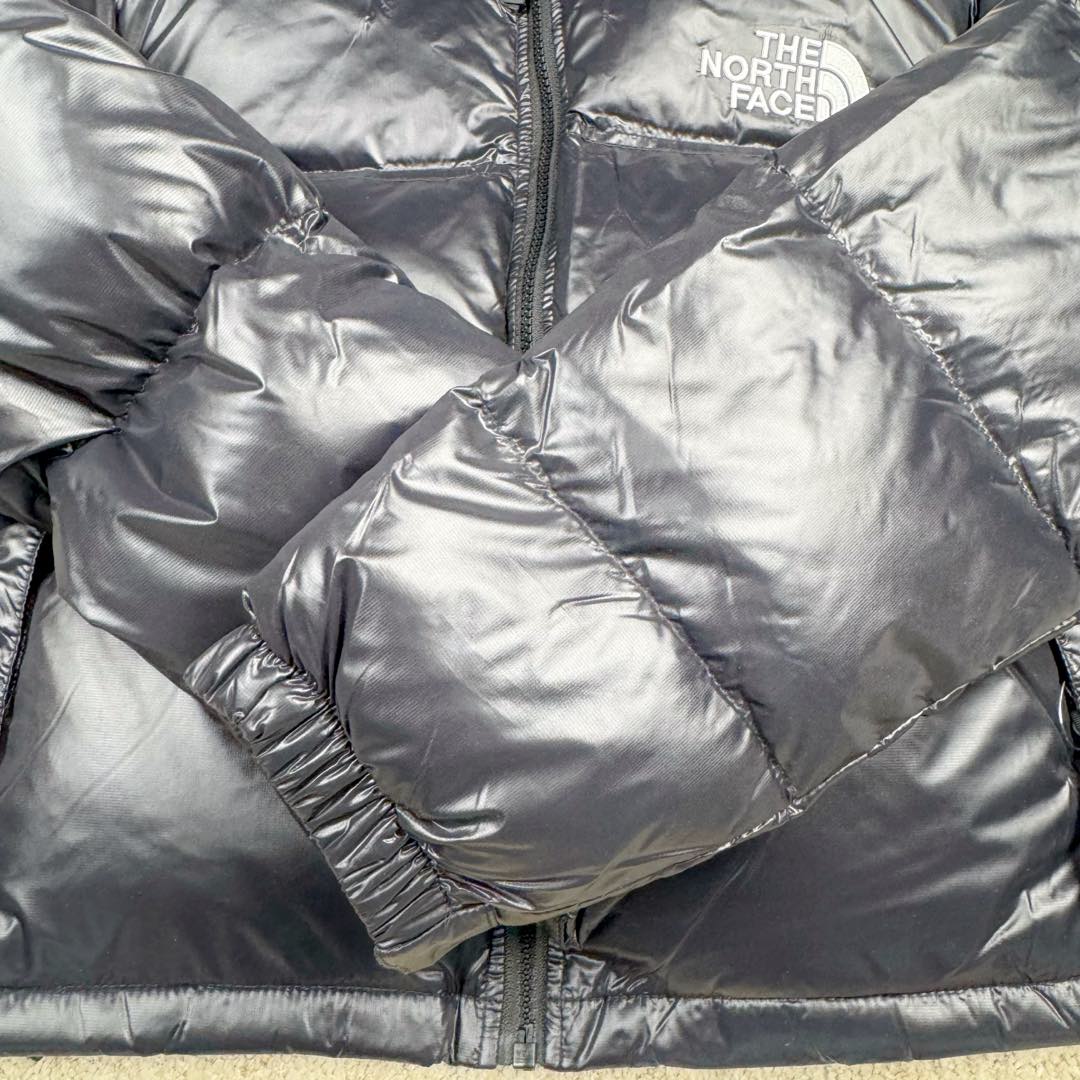 图片[11]-＃暖冬福利 THE NORTH FACE Nuptse 北面徽标Logo印花短款拼色立领含绒羽绒服 84肯豆詹娜同款 设计理念： The North Face\\\”的字面含义为山的最寒冷、最艰难一面。它也是The North Face\\\”的产品能够发挥功能的地方。 The North Face。一直致力支持去发现亲近自然。赞助探险家们去征服那些遥远的,人类尚不可触及的角落。 The North Face\\\”的标识,取自于美国Yosemite优胜美地国家公园内的半圆页山Half Dome,这也是等岩爱好者们擎爬花岗石的终极目标。 面料+特点： ✅三格采用RDS认证高品质700高蓬松鹅绒填充，保暖性能更出色，轻便不厚重，压缩后的蓬松度恢复特别好 ✅ 全新进口百灵达绣花机定制万针电绣，采用进口7号针，进口绣线，保证每宇饱满、立体、清晰，可称最贵绣标！ ✅拉链采用吉田YKK原厂定制，刻字清晰，质感完美顺滑，9000品质顶级ZP拉链 ✅340T高端羽绒服防跑绒材料 ✅高腰超短款设计，上身很精致，拒绝臃肿的冬天 ✅整体成衣轻便保暖，凸显大长腿 工艺： 这款其实是Nuse 2 Vintage肯豆同款，实在是太火了，各明星网红穿搭爆款配合高腰裤显腿长 最适合女生穿搭的北面羽绒服，三格采用RDS认证高品质700高蓬松鹅绒填充，保暖性能更出色，轻便不厚重，压缩后的蓬松度恢复特别好，全新进口百灵达绣花机定制万针电绣，采用进口7号针，进口绣线，保证每宇饱满、立体、清晰。短款才是今年的yyds 上身超级酷。 尺码：S M L-选品中心