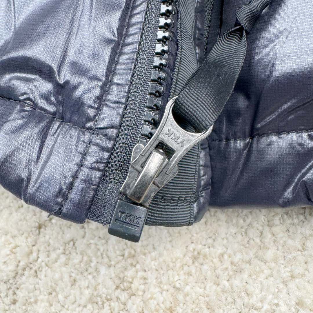 图片[12]-＃暖冬福利 THE NORTH FACE Nuptse 北面徽标Logo印花短款拼色立领含绒羽绒服 84肯豆詹娜同款 设计理念： The North Face\\\”的字面含义为山的最寒冷、最艰难一面。它也是The North Face\\\”的产品能够发挥功能的地方。 The North Face。一直致力支持去发现亲近自然。赞助探险家们去征服那些遥远的,人类尚不可触及的角落。 The North Face\\\”的标识,取自于美国Yosemite优胜美地国家公园内的半圆页山Half Dome,这也是等岩爱好者们擎爬花岗石的终极目标。 面料+特点： ✅三格采用RDS认证高品质700高蓬松鹅绒填充，保暖性能更出色，轻便不厚重，压缩后的蓬松度恢复特别好 ✅ 全新进口百灵达绣花机定制万针电绣，采用进口7号针，进口绣线，保证每宇饱满、立体、清晰，可称最贵绣标！ ✅拉链采用吉田YKK原厂定制，刻字清晰，质感完美顺滑，9000品质顶级ZP拉链 ✅340T高端羽绒服防跑绒材料 ✅高腰超短款设计，上身很精致，拒绝臃肿的冬天 ✅整体成衣轻便保暖，凸显大长腿 工艺： 这款其实是Nuse 2 Vintage肯豆同款，实在是太火了，各明星网红穿搭爆款配合高腰裤显腿长 最适合女生穿搭的北面羽绒服，三格采用RDS认证高品质700高蓬松鹅绒填充，保暖性能更出色，轻便不厚重，压缩后的蓬松度恢复特别好，全新进口百灵达绣花机定制万针电绣，采用进口7号针，进口绣线，保证每宇饱满、立体、清晰。短款才是今年的yyds 上身超级酷。 尺码：S M L-选品中心