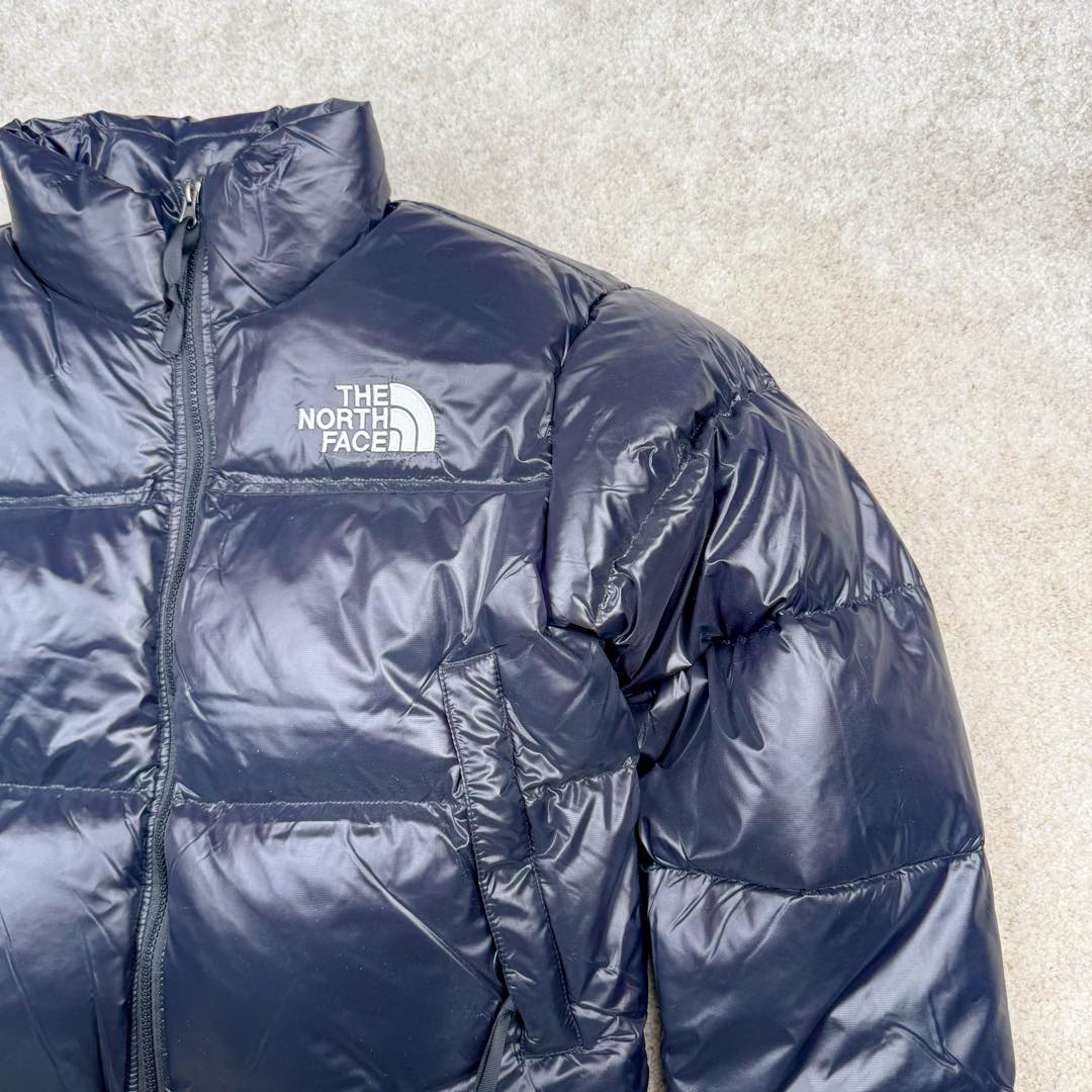 图片[9]-＃暖冬福利 THE NORTH FACE Nuptse 北面徽标Logo印花短款拼色立领含绒羽绒服 84肯豆詹娜同款 设计理念： The North Face\\\”的字面含义为山的最寒冷、最艰难一面。它也是The North Face\\\”的产品能够发挥功能的地方。 The North Face。一直致力支持去发现亲近自然。赞助探险家们去征服那些遥远的,人类尚不可触及的角落。 The North Face\\\”的标识,取自于美国Yosemite优胜美地国家公园内的半圆页山Half Dome,这也是等岩爱好者们擎爬花岗石的终极目标。 面料+特点： ✅三格采用RDS认证高品质700高蓬松鹅绒填充，保暖性能更出色，轻便不厚重，压缩后的蓬松度恢复特别好 ✅ 全新进口百灵达绣花机定制万针电绣，采用进口7号针，进口绣线，保证每宇饱满、立体、清晰，可称最贵绣标！ ✅拉链采用吉田YKK原厂定制，刻字清晰，质感完美顺滑，9000品质顶级ZP拉链 ✅340T高端羽绒服防跑绒材料 ✅高腰超短款设计，上身很精致，拒绝臃肿的冬天 ✅整体成衣轻便保暖，凸显大长腿 工艺： 这款其实是Nuse 2 Vintage肯豆同款，实在是太火了，各明星网红穿搭爆款配合高腰裤显腿长 最适合女生穿搭的北面羽绒服，三格采用RDS认证高品质700高蓬松鹅绒填充，保暖性能更出色，轻便不厚重，压缩后的蓬松度恢复特别好，全新进口百灵达绣花机定制万针电绣，采用进口7号针，进口绣线，保证每宇饱满、立体、清晰。短款才是今年的yyds 上身超级酷。 尺码：S M L-选品中心