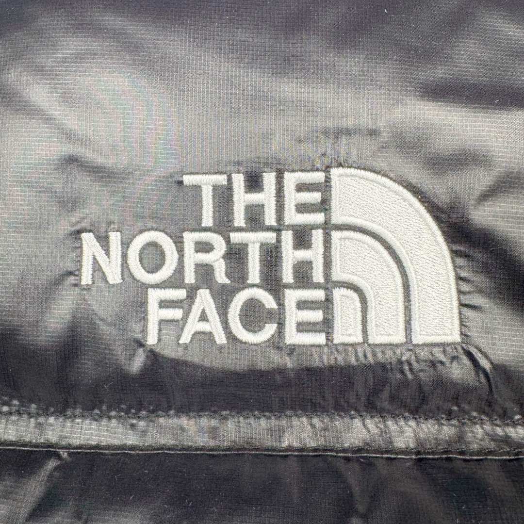 图片[10]-＃暖冬福利 THE NORTH FACE Nuptse 北面徽标Logo印花短款拼色立领含绒羽绒服 84肯豆詹娜同款 设计理念： The North Face\\\”的字面含义为山的最寒冷、最艰难一面。它也是The North Face\\\”的产品能够发挥功能的地方。 The North Face。一直致力支持去发现亲近自然。赞助探险家们去征服那些遥远的,人类尚不可触及的角落。 The North Face\\\”的标识,取自于美国Yosemite优胜美地国家公园内的半圆页山Half Dome,这也是等岩爱好者们擎爬花岗石的终极目标。 面料+特点： ✅三格采用RDS认证高品质700高蓬松鹅绒填充，保暖性能更出色，轻便不厚重，压缩后的蓬松度恢复特别好 ✅ 全新进口百灵达绣花机定制万针电绣，采用进口7号针，进口绣线，保证每宇饱满、立体、清晰，可称最贵绣标！ ✅拉链采用吉田YKK原厂定制，刻字清晰，质感完美顺滑，9000品质顶级ZP拉链 ✅340T高端羽绒服防跑绒材料 ✅高腰超短款设计，上身很精致，拒绝臃肿的冬天 ✅整体成衣轻便保暖，凸显大长腿 工艺： 这款其实是Nuse 2 Vintage肯豆同款，实在是太火了，各明星网红穿搭爆款配合高腰裤显腿长 最适合女生穿搭的北面羽绒服，三格采用RDS认证高品质700高蓬松鹅绒填充，保暖性能更出色，轻便不厚重，压缩后的蓬松度恢复特别好，全新进口百灵达绣花机定制万针电绣，采用进口7号针，进口绣线，保证每宇饱满、立体、清晰。短款才是今年的yyds 上身超级酷。 尺码：S M L-选品中心