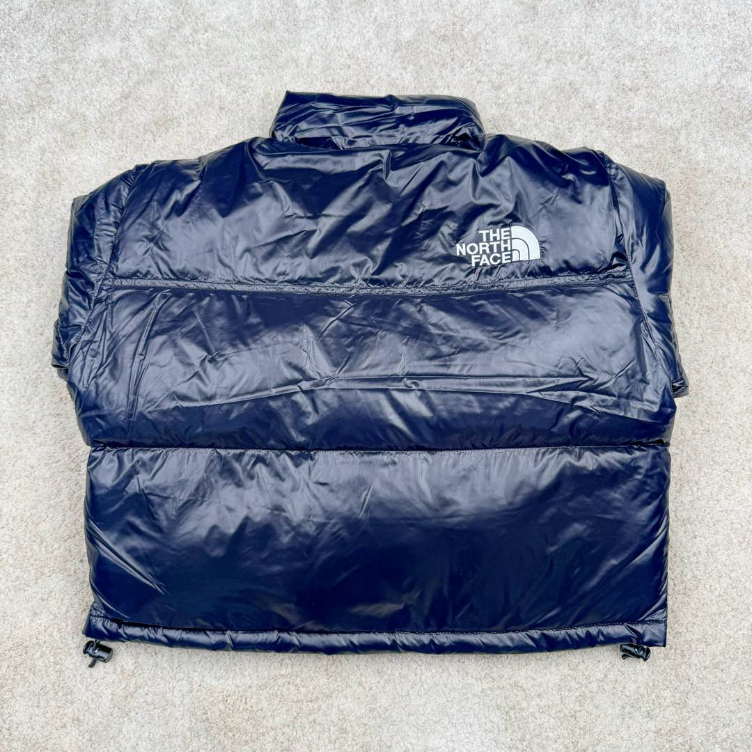 图片[3]-＃暖冬福利 THE NORTH FACE Nuptse 北面徽标Logo印花短款拼色立领含绒羽绒服 84肯豆詹娜同款 设计理念： The North Face\\\”的字面含义为山的最寒冷、最艰难一面。它也是The North Face\\\”的产品能够发挥功能的地方。 The North Face。一直致力支持去发现亲近自然。赞助探险家们去征服那些遥远的,人类尚不可触及的角落。 The North Face\\\”的标识,取自于美国Yosemite优胜美地国家公园内的半圆页山Half Dome,这也是等岩爱好者们擎爬花岗石的终极目标。 面料+特点： ✅三格采用RDS认证高品质700高蓬松鹅绒填充，保暖性能更出色，轻便不厚重，压缩后的蓬松度恢复特别好 ✅ 全新进口百灵达绣花机定制万针电绣，采用进口7号针，进口绣线，保证每宇饱满、立体、清晰，可称最贵绣标！ ✅拉链采用吉田YKK原厂定制，刻字清晰，质感完美顺滑，9000品质顶级ZP拉链 ✅340T高端羽绒服防跑绒材料 ✅高腰超短款设计，上身很精致，拒绝臃肿的冬天 ✅整体成衣轻便保暖，凸显大长腿 工艺： 这款其实是Nuse 2 Vintage肯豆同款，实在是太火了，各明星网红穿搭爆款配合高腰裤显腿长 最适合女生穿搭的北面羽绒服，三格采用RDS认证高品质700高蓬松鹅绒填充，保暖性能更出色，轻便不厚重，压缩后的蓬松度恢复特别好，全新进口百灵达绣花机定制万针电绣，采用进口7号针，进口绣线，保证每宇饱满、立体、清晰。短款才是今年的yyds 上身超级酷。 尺码：S M L-选品中心