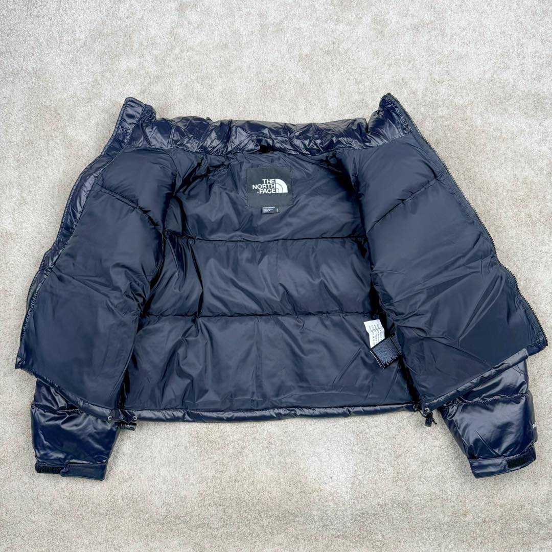 图片[4]-＃暖冬福利 THE NORTH FACE Nuptse 北面徽标Logo印花短款拼色立领含绒羽绒服 84肯豆詹娜同款 设计理念： The North Face\\\”的字面含义为山的最寒冷、最艰难一面。它也是The North Face\\\”的产品能够发挥功能的地方。 The North Face。一直致力支持去发现亲近自然。赞助探险家们去征服那些遥远的,人类尚不可触及的角落。 The North Face\\\”的标识,取自于美国Yosemite优胜美地国家公园内的半圆页山Half Dome,这也是等岩爱好者们擎爬花岗石的终极目标。 面料+特点： ✅三格采用RDS认证高品质700高蓬松鹅绒填充，保暖性能更出色，轻便不厚重，压缩后的蓬松度恢复特别好 ✅ 全新进口百灵达绣花机定制万针电绣，采用进口7号针，进口绣线，保证每宇饱满、立体、清晰，可称最贵绣标！ ✅拉链采用吉田YKK原厂定制，刻字清晰，质感完美顺滑，9000品质顶级ZP拉链 ✅340T高端羽绒服防跑绒材料 ✅高腰超短款设计，上身很精致，拒绝臃肿的冬天 ✅整体成衣轻便保暖，凸显大长腿 工艺： 这款其实是Nuse 2 Vintage肯豆同款，实在是太火了，各明星网红穿搭爆款配合高腰裤显腿长 最适合女生穿搭的北面羽绒服，三格采用RDS认证高品质700高蓬松鹅绒填充，保暖性能更出色，轻便不厚重，压缩后的蓬松度恢复特别好，全新进口百灵达绣花机定制万针电绣，采用进口7号针，进口绣线，保证每宇饱满、立体、清晰。短款才是今年的yyds 上身超级酷。 尺码：S M L-选品中心