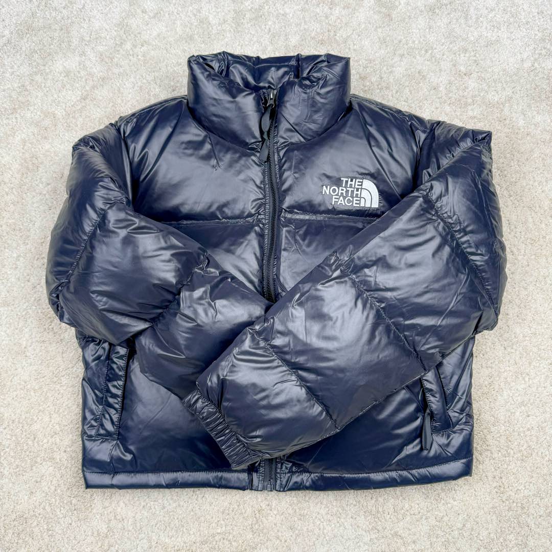图片[2]-＃暖冬福利 THE NORTH FACE Nuptse 北面徽标Logo印花短款拼色立领含绒羽绒服 84肯豆詹娜同款 设计理念： The North Face\\\”的字面含义为山的最寒冷、最艰难一面。它也是The North Face\\\”的产品能够发挥功能的地方。 The North Face。一直致力支持去发现亲近自然。赞助探险家们去征服那些遥远的,人类尚不可触及的角落。 The North Face\\\”的标识,取自于美国Yosemite优胜美地国家公园内的半圆页山Half Dome,这也是等岩爱好者们擎爬花岗石的终极目标。 面料+特点： ✅三格采用RDS认证高品质700高蓬松鹅绒填充，保暖性能更出色，轻便不厚重，压缩后的蓬松度恢复特别好 ✅ 全新进口百灵达绣花机定制万针电绣，采用进口7号针，进口绣线，保证每宇饱满、立体、清晰，可称最贵绣标！ ✅拉链采用吉田YKK原厂定制，刻字清晰，质感完美顺滑，9000品质顶级ZP拉链 ✅340T高端羽绒服防跑绒材料 ✅高腰超短款设计，上身很精致，拒绝臃肿的冬天 ✅整体成衣轻便保暖，凸显大长腿 工艺： 这款其实是Nuse 2 Vintage肯豆同款，实在是太火了，各明星网红穿搭爆款配合高腰裤显腿长 最适合女生穿搭的北面羽绒服，三格采用RDS认证高品质700高蓬松鹅绒填充，保暖性能更出色，轻便不厚重，压缩后的蓬松度恢复特别好，全新进口百灵达绣花机定制万针电绣，采用进口7号针，进口绣线，保证每宇饱满、立体、清晰。短款才是今年的yyds 上身超级酷。 尺码：S M L-选品中心