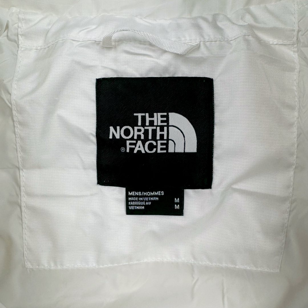 图片[12]-THE NORTH FACE 北面N16款Logo印花拉链高领长袖短款夹克外套女款 短款羽绒服也能做冬季里的小太阳冬天穿着不会灌风 这款羽绒服面料轻 透气透湿，成衣穿着不会有憋闷感，手感滑糯、细腻里料均采用GAO品质面料 手感爽滑且结实耐磨，敲好打理 内里填充物采用纯白90白鸭绒绒朵大，纤维长、羽梗小 品质极佳，弹性足的白鹅绒(纤维长代表膨松度更*好，保暖性也更极佳，过冬无忧） 充绒量达到90%，穿在身上防风锁温 蓬松轻盈可以有效隔绝外部寒冷上身犹如云朵般轻盈 白鸭绒不但具有很好的保暖性和松软性没有压迫感和闷热感 加密胆布，更不易跑绒 尺码：S M L-选品中心