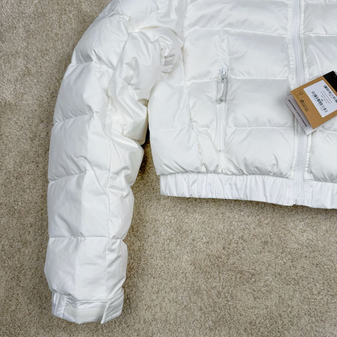 图片[5]-THE NORTH FACE 北面N16款Logo印花拉链高领长袖短款夹克外套女款 短款羽绒服也能做冬季里的小太阳冬天穿着不会灌风 这款羽绒服面料轻 透气透湿，成衣穿着不会有憋闷感，手感滑糯、细腻里料均采用GAO品质面料 手感爽滑且结实耐磨，敲好打理 内里填充物采用纯白90白鸭绒绒朵大，纤维长、羽梗小 品质极佳，弹性足的白鹅绒(纤维长代表膨松度更*好，保暖性也更极佳，过冬无忧） 充绒量达到90%，穿在身上防风锁温 蓬松轻盈可以有效隔绝外部寒冷上身犹如云朵般轻盈 白鸭绒不但具有很好的保暖性和松软性没有压迫感和闷热感 加密胆布，更不易跑绒 尺码：S M L-选品中心