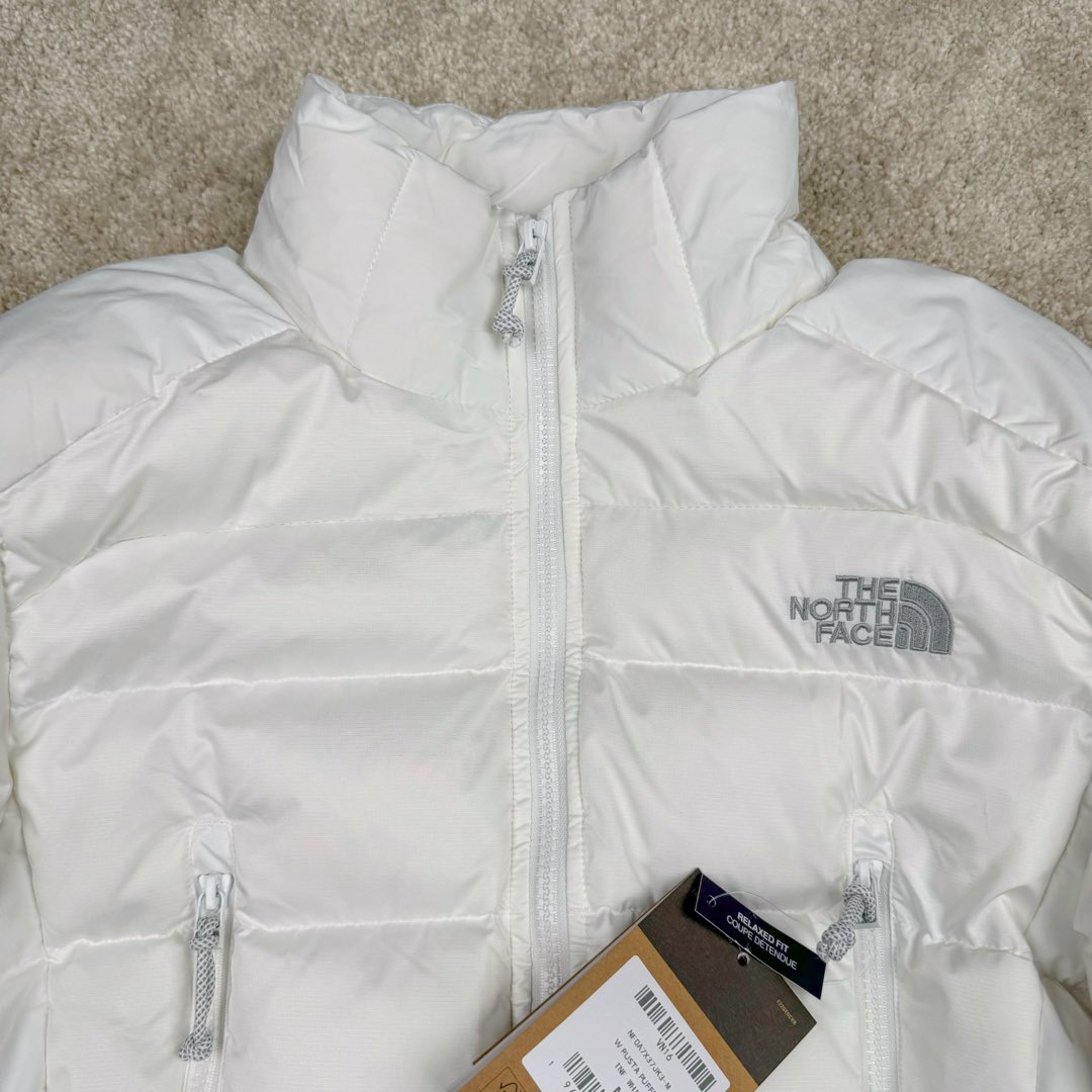 图片[4]-THE NORTH FACE 北面N16款Logo印花拉链高领长袖短款夹克外套女款 短款羽绒服也能做冬季里的小太阳冬天穿着不会灌风 这款羽绒服面料轻 透气透湿，成衣穿着不会有憋闷感，手感滑糯、细腻里料均采用GAO品质面料 手感爽滑且结实耐磨，敲好打理 内里填充物采用纯白90白鸭绒绒朵大，纤维长、羽梗小 品质极佳，弹性足的白鹅绒(纤维长代表膨松度更*好，保暖性也更极佳，过冬无忧） 充绒量达到90%，穿在身上防风锁温 蓬松轻盈可以有效隔绝外部寒冷上身犹如云朵般轻盈 白鸭绒不但具有很好的保暖性和松软性没有压迫感和闷热感 加密胆布，更不易跑绒 尺码：S M L-选品中心