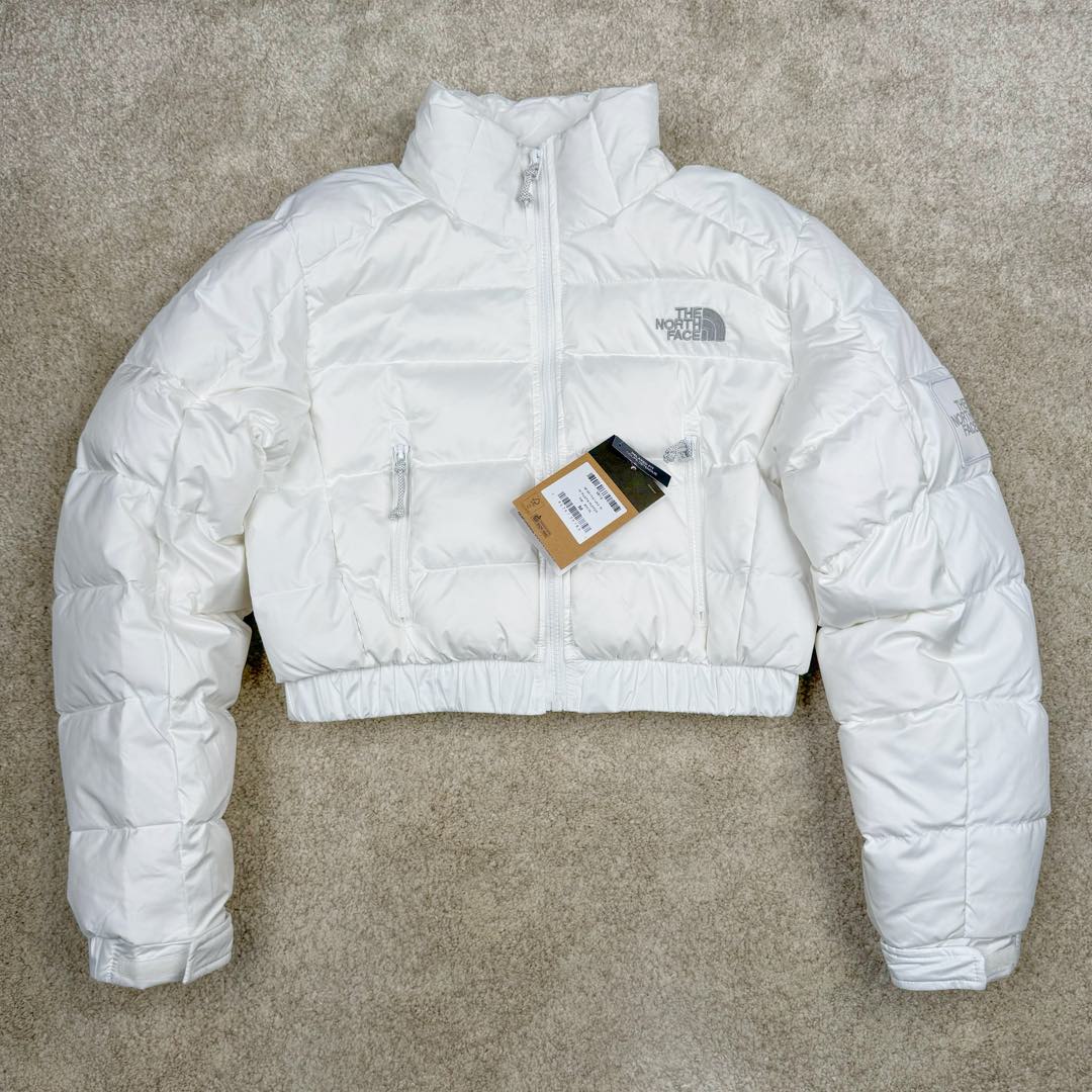 THE NORTH FACE 北面N16款Logo印花拉链高领长袖短款夹克外套女款 短款羽绒服也能做冬季里的小太阳冬天穿着不会灌风 这款羽绒服面料轻 透气透湿，成衣穿着不会有憋闷感，手感滑糯、细腻里料均采用GAO品质面料 手感爽滑且结实耐磨，敲好打理 内里填充物采用纯白90白鸭绒绒朵大，纤维长、羽梗小 品质极佳，弹性足的白鹅绒(纤维长代表膨松度更*好，保暖性也更极佳，过冬无忧） 充绒量达到90%，穿在身上防风锁温 蓬松轻盈可以有效隔绝外部寒冷上身犹如云朵般轻盈 白鸭绒不但具有很好的保暖性和松软性没有压迫感和闷热感 加密胆布，更不易跑绒 尺码：S M L-选品中心