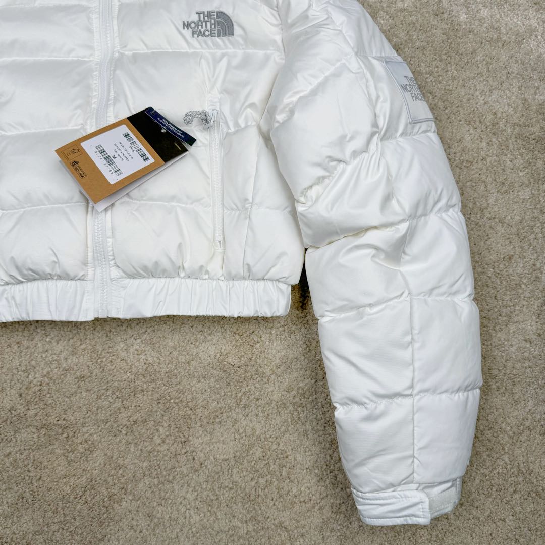 图片[6]-THE NORTH FACE 北面N16款Logo印花拉链高领长袖短款夹克外套女款 短款羽绒服也能做冬季里的小太阳冬天穿着不会灌风 这款羽绒服面料轻 透气透湿，成衣穿着不会有憋闷感，手感滑糯、细腻里料均采用GAO品质面料 手感爽滑且结实耐磨，敲好打理 内里填充物采用纯白90白鸭绒绒朵大，纤维长、羽梗小 品质极佳，弹性足的白鹅绒(纤维长代表膨松度更*好，保暖性也更极佳，过冬无忧） 充绒量达到90%，穿在身上防风锁温 蓬松轻盈可以有效隔绝外部寒冷上身犹如云朵般轻盈 白鸭绒不但具有很好的保暖性和松软性没有压迫感和闷热感 加密胆布，更不易跑绒 尺码：S M L-选品中心