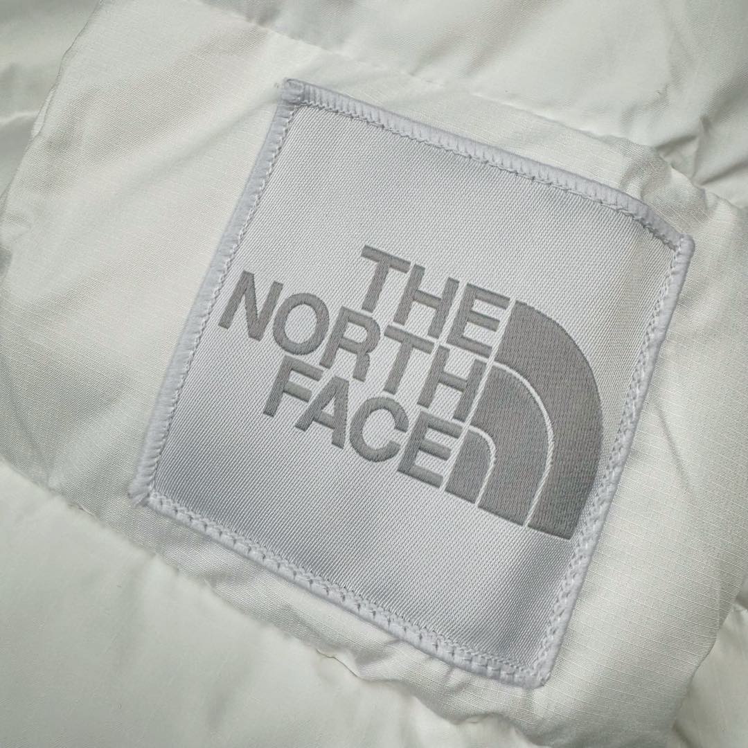 图片[9]-THE NORTH FACE 北面N16款Logo印花拉链高领长袖短款夹克外套女款 短款羽绒服也能做冬季里的小太阳冬天穿着不会灌风 这款羽绒服面料轻 透气透湿，成衣穿着不会有憋闷感，手感滑糯、细腻里料均采用GAO品质面料 手感爽滑且结实耐磨，敲好打理 内里填充物采用纯白90白鸭绒绒朵大，纤维长、羽梗小 品质极佳，弹性足的白鹅绒(纤维长代表膨松度更*好，保暖性也更极佳，过冬无忧） 充绒量达到90%，穿在身上防风锁温 蓬松轻盈可以有效隔绝外部寒冷上身犹如云朵般轻盈 白鸭绒不但具有很好的保暖性和松软性没有压迫感和闷热感 加密胆布，更不易跑绒 尺码：S M L-选品中心