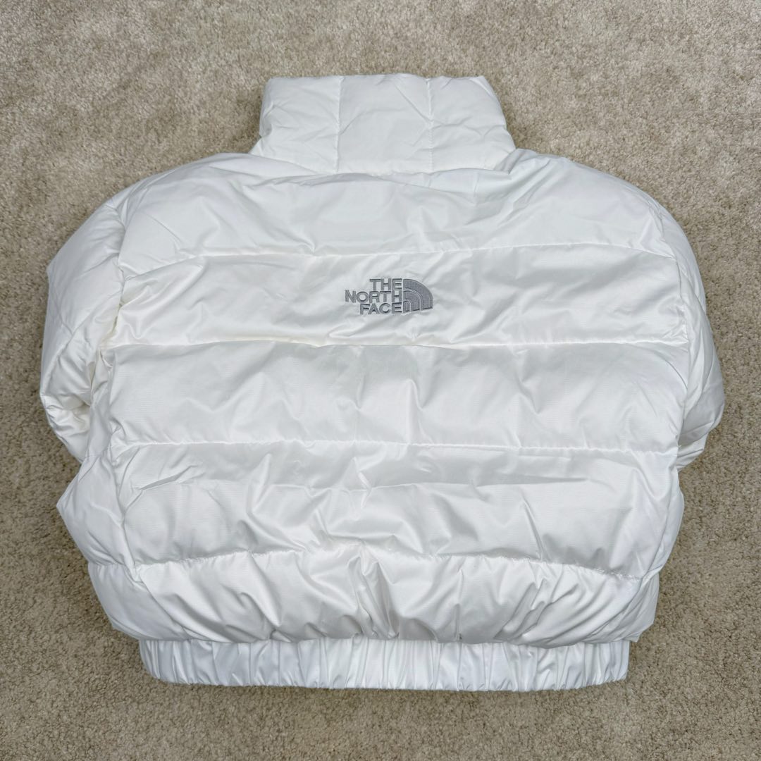 图片[3]-THE NORTH FACE 北面N16款Logo印花拉链高领长袖短款夹克外套女款 短款羽绒服也能做冬季里的小太阳冬天穿着不会灌风 这款羽绒服面料轻 透气透湿，成衣穿着不会有憋闷感，手感滑糯、细腻里料均采用GAO品质面料 手感爽滑且结实耐磨，敲好打理 内里填充物采用纯白90白鸭绒绒朵大，纤维长、羽梗小 品质极佳，弹性足的白鹅绒(纤维长代表膨松度更*好，保暖性也更极佳，过冬无忧） 充绒量达到90%，穿在身上防风锁温 蓬松轻盈可以有效隔绝外部寒冷上身犹如云朵般轻盈 白鸭绒不但具有很好的保暖性和松软性没有压迫感和闷热感 加密胆布，更不易跑绒 尺码：S M L-选品中心