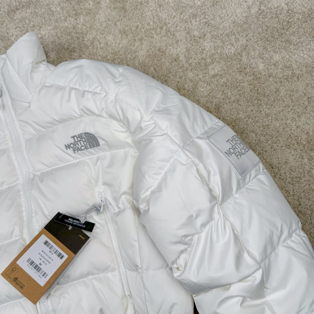 图片[8]-THE NORTH FACE 北面N16款Logo印花拉链高领长袖短款夹克外套女款 短款羽绒服也能做冬季里的小太阳冬天穿着不会灌风 这款羽绒服面料轻 透气透湿，成衣穿着不会有憋闷感，手感滑糯、细腻里料均采用GAO品质面料 手感爽滑且结实耐磨，敲好打理 内里填充物采用纯白90白鸭绒绒朵大，纤维长、羽梗小 品质极佳，弹性足的白鹅绒(纤维长代表膨松度更*好，保暖性也更极佳，过冬无忧） 充绒量达到90%，穿在身上防风锁温 蓬松轻盈可以有效隔绝外部寒冷上身犹如云朵般轻盈 白鸭绒不但具有很好的保暖性和松软性没有压迫感和闷热感 加密胆布，更不易跑绒 尺码：S M L-选品中心